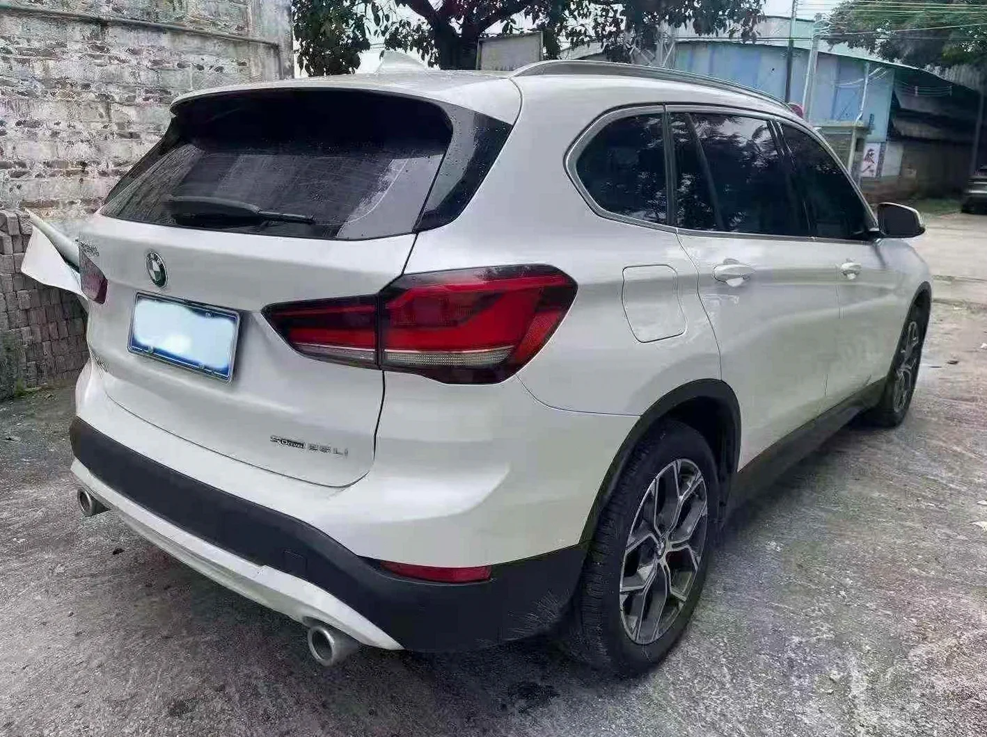 宝马X1 后面外观一