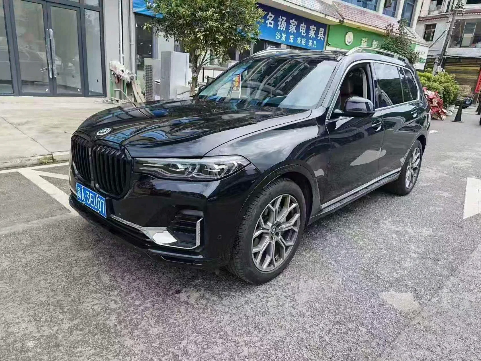 宝马X7 正面外观二