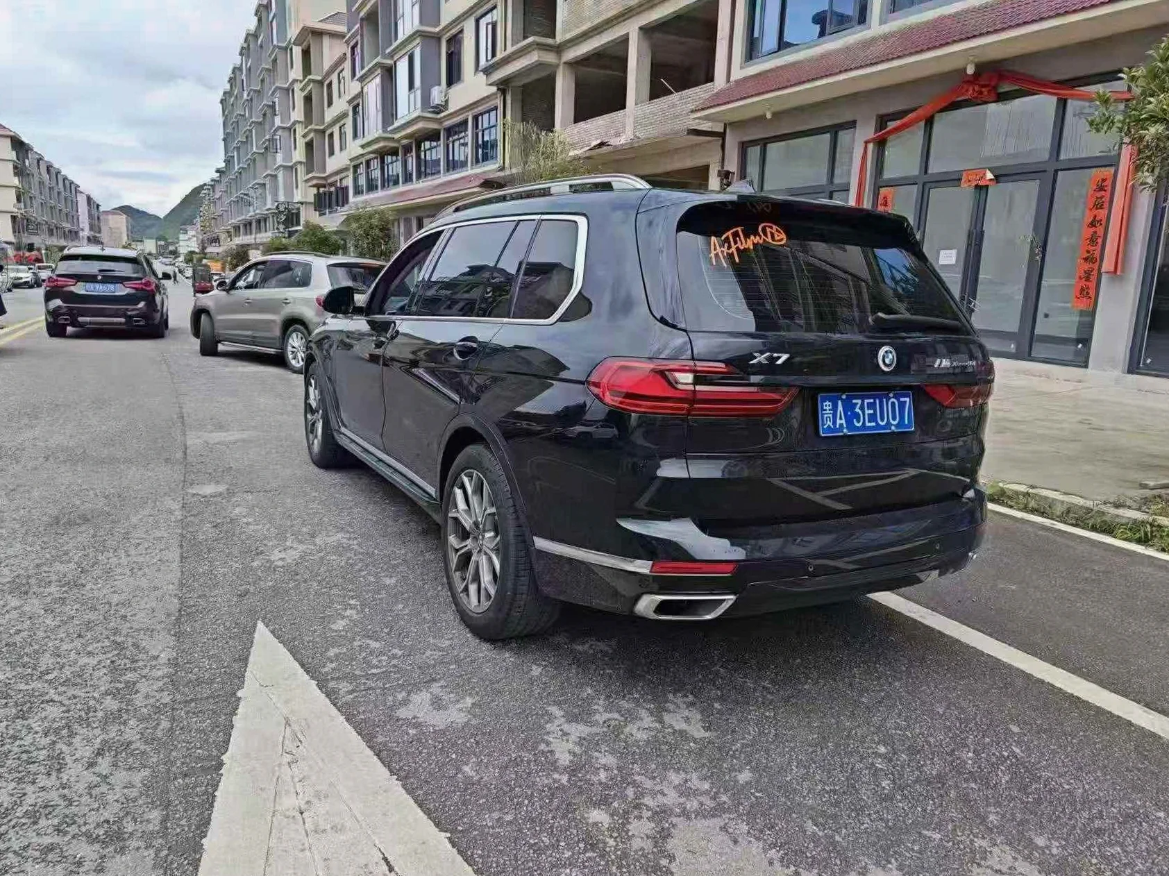 宝马X7 后面外观一