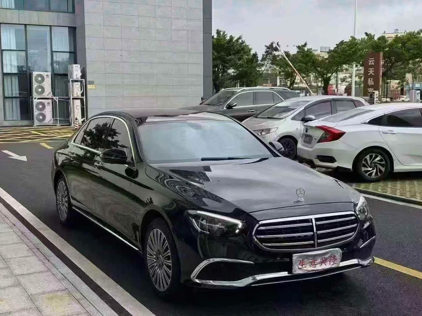 奔驰E 正面外观二