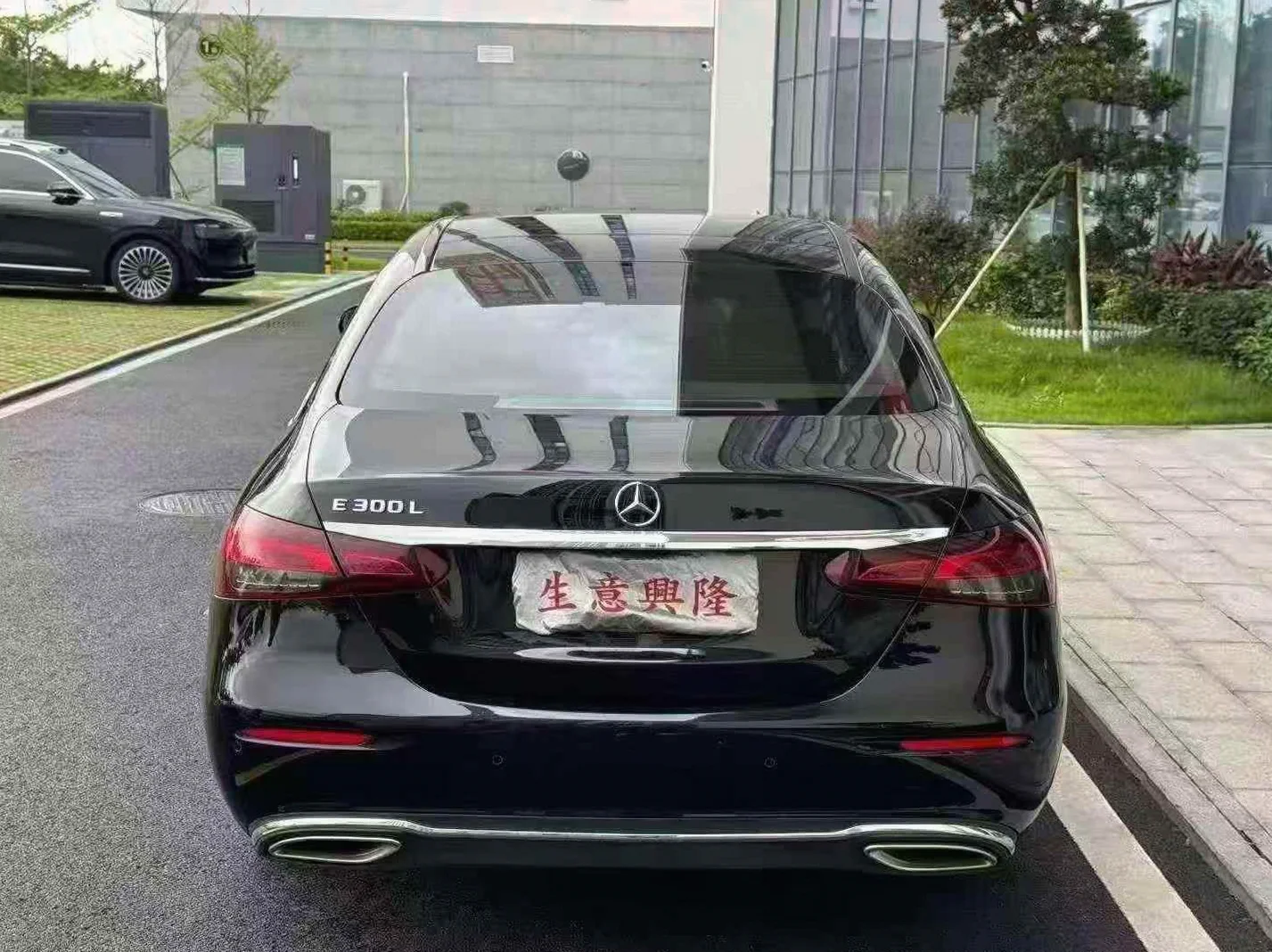 奔驰E 后面外观一