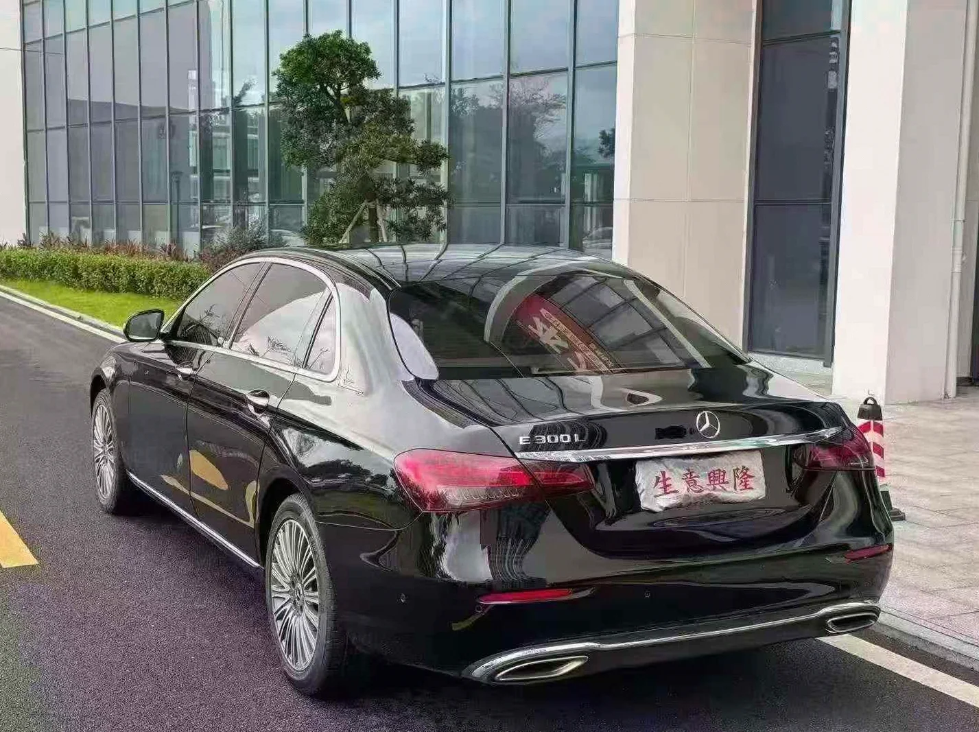 奔驰E 内饰后排