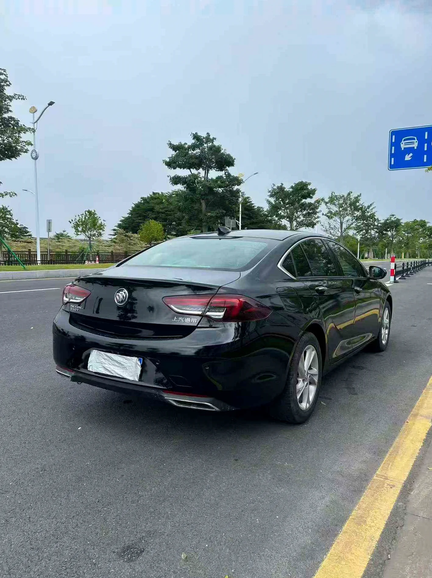 别克君威 后面外观一