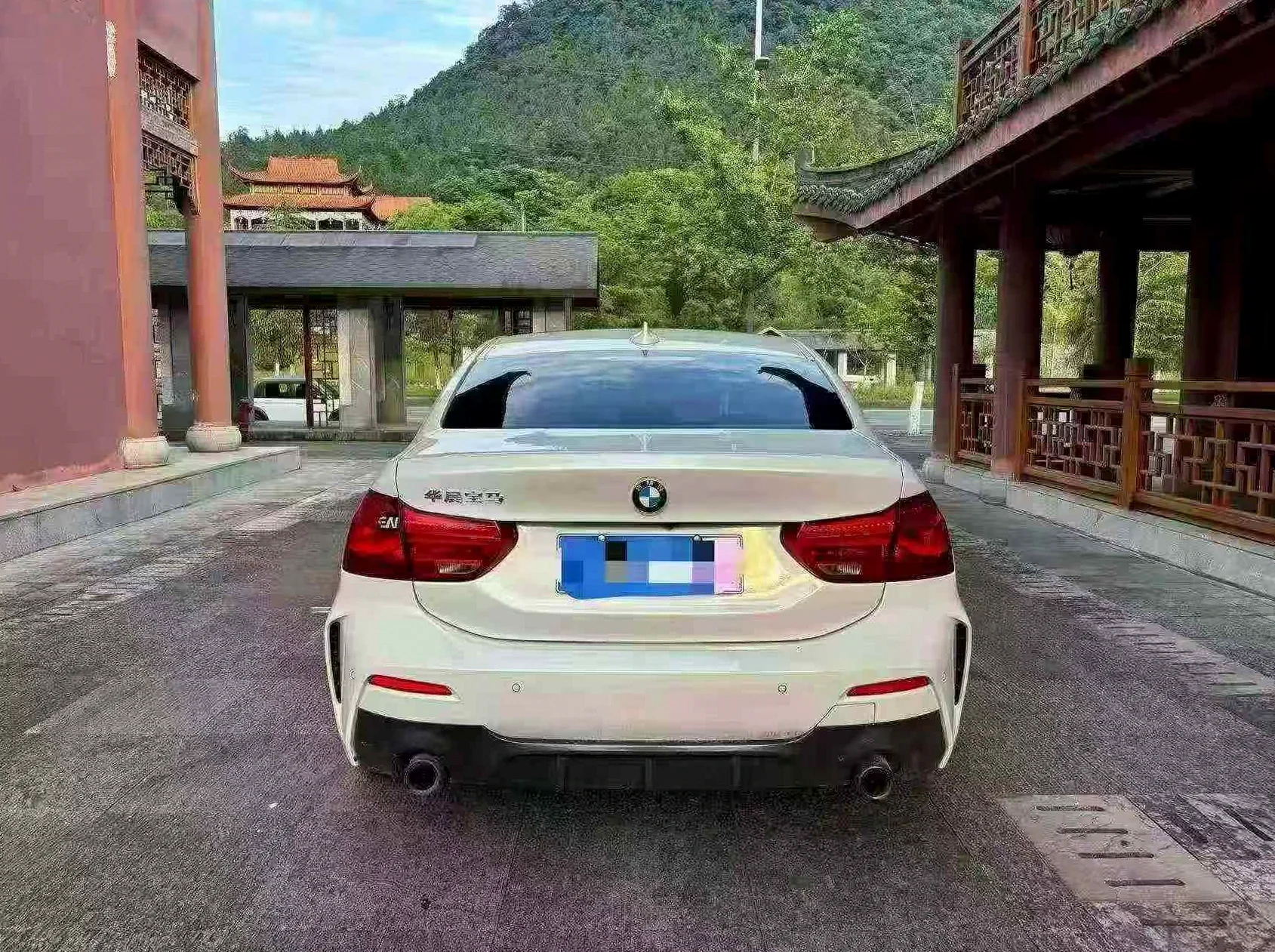 宝马1系 后面外观一