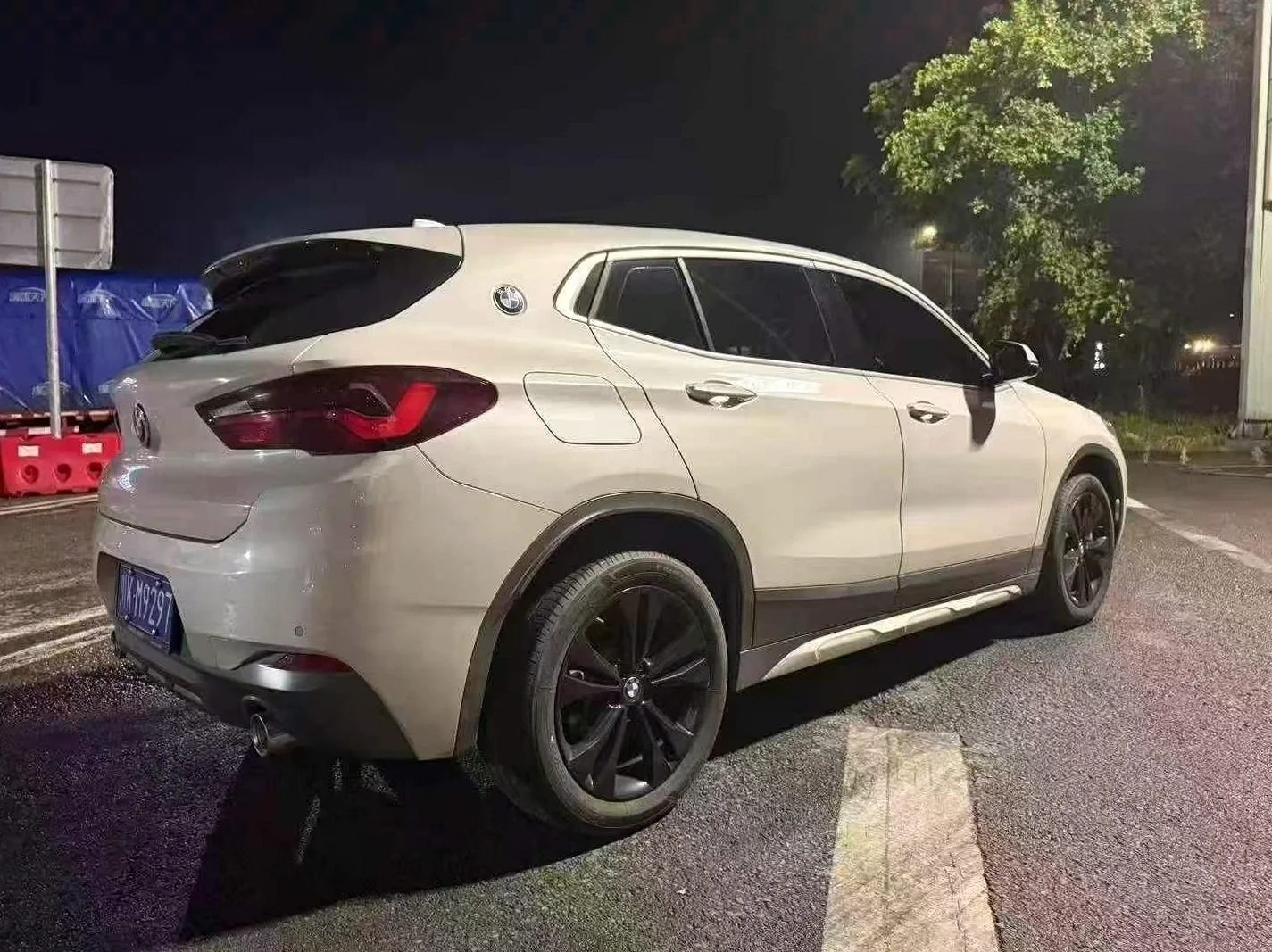 宝马X2 后面外观一