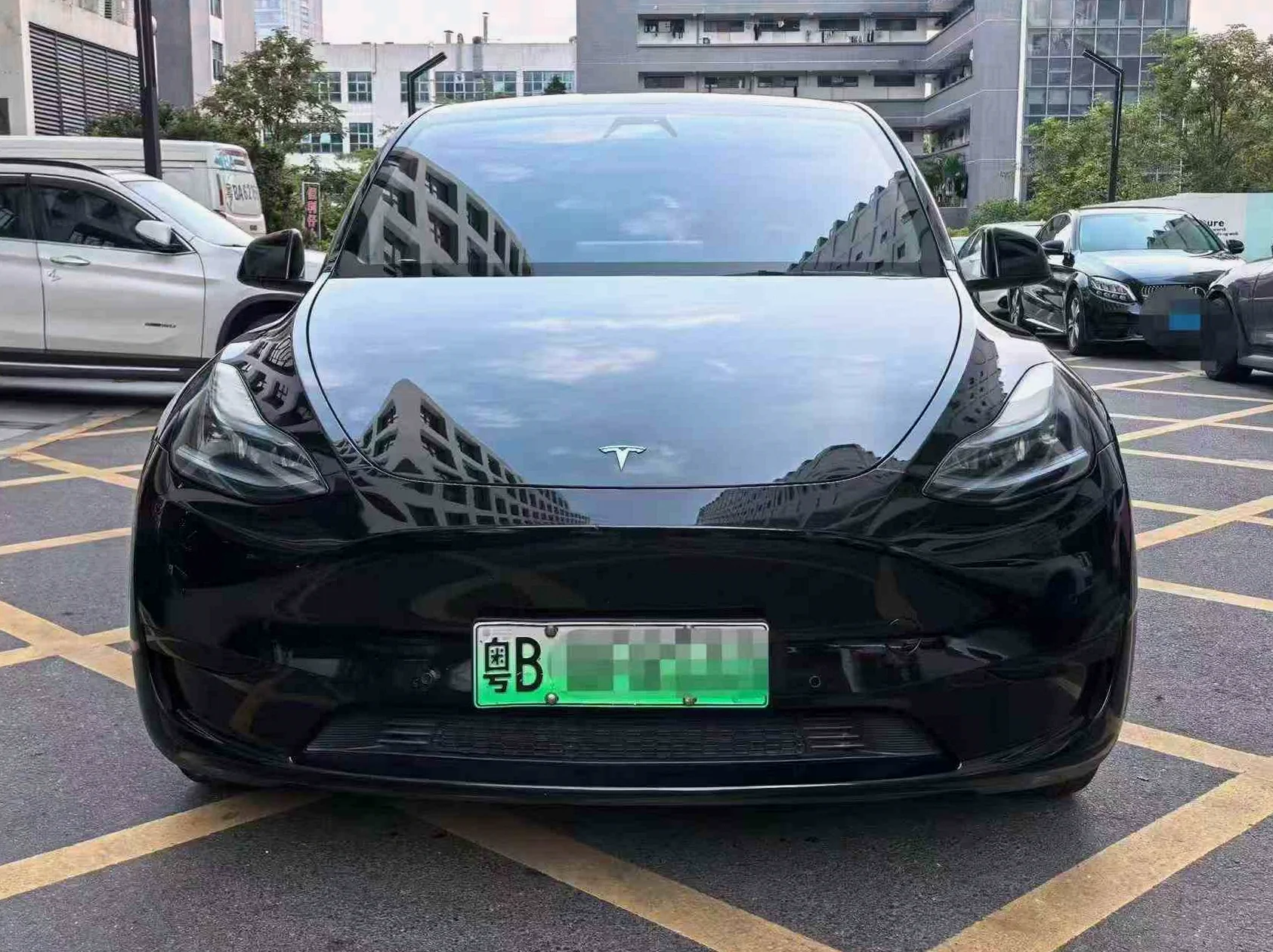 特斯拉MODEL 正面外观二