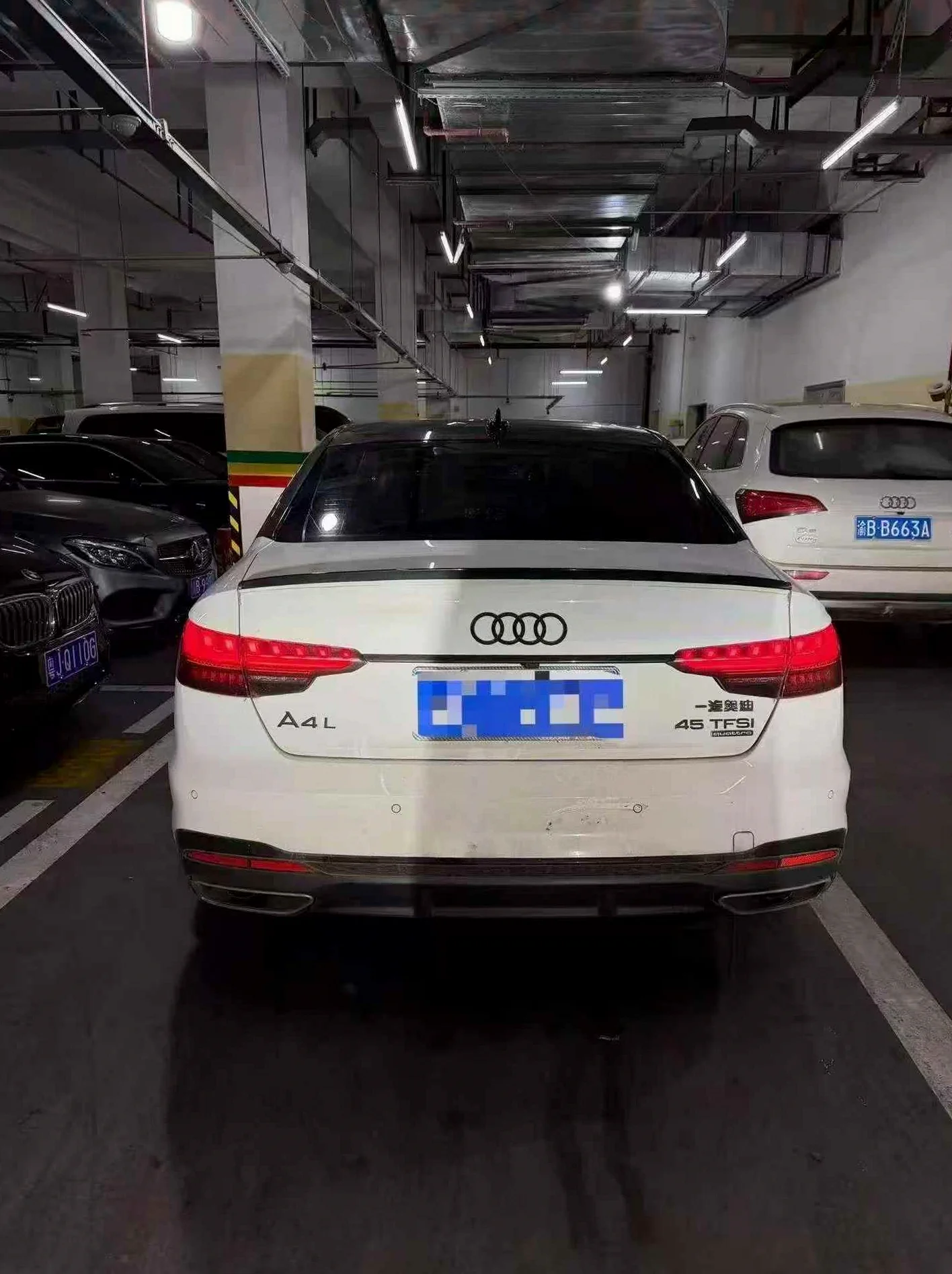 奥迪A4L 后面外观一