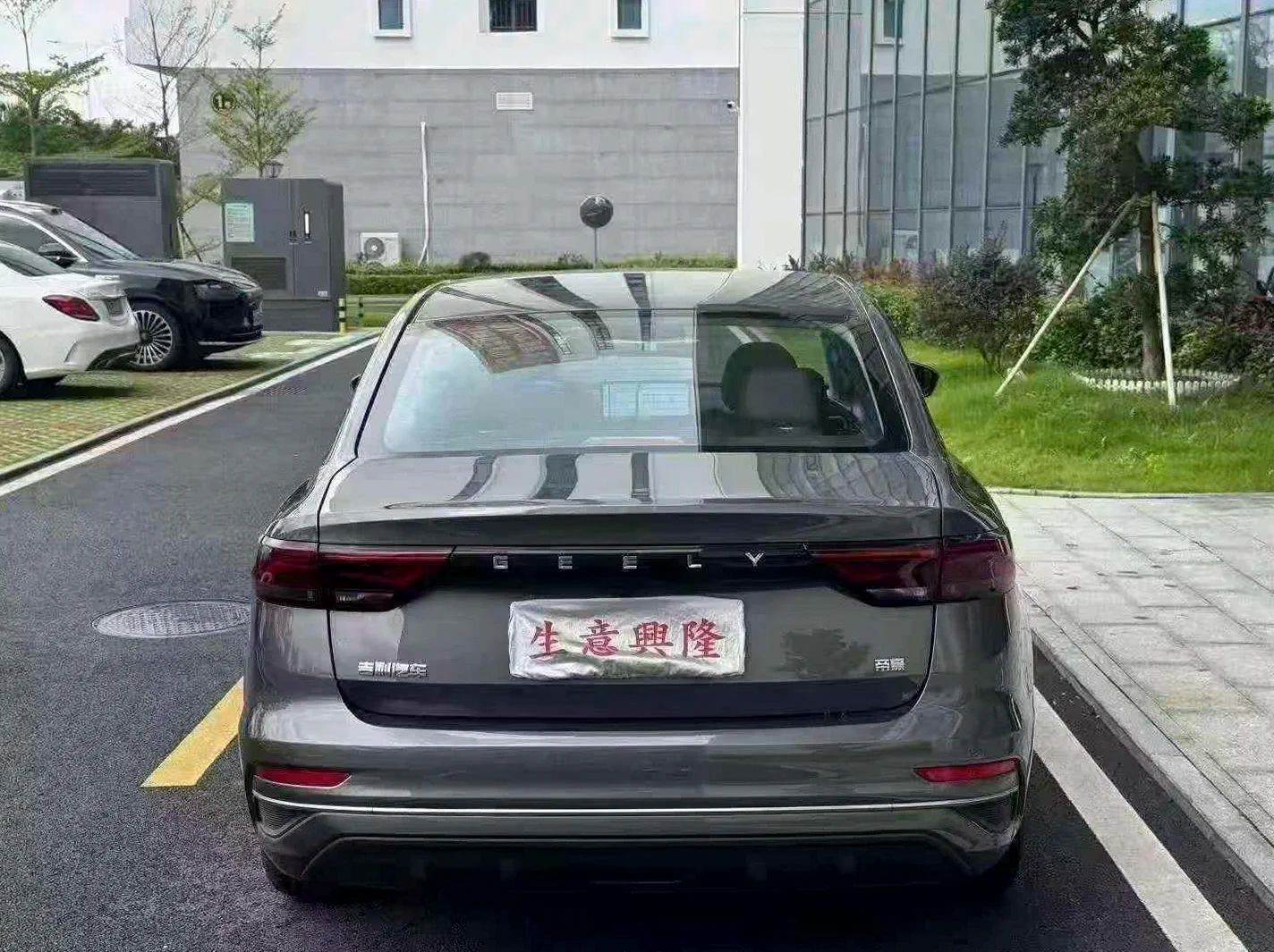 吉利帝豪 后面外观一