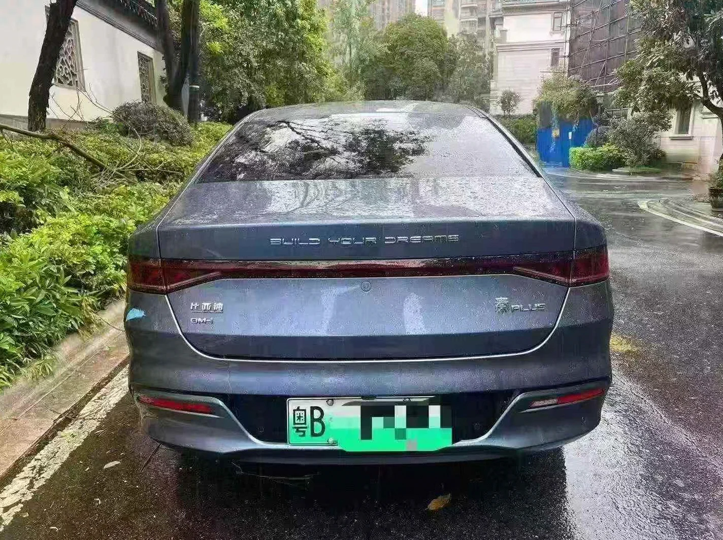 比亚迪秦 后面外观一