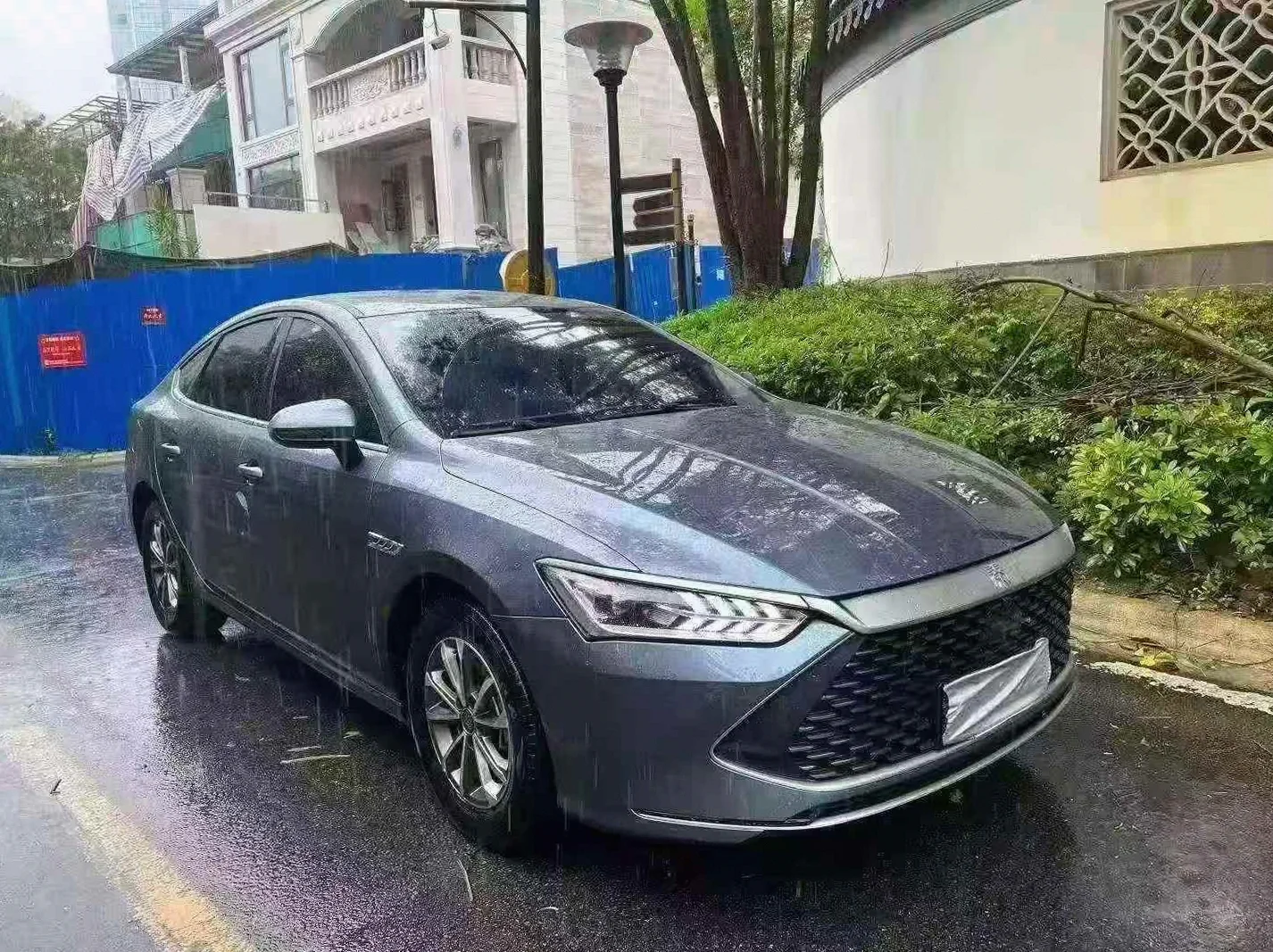 比亚迪秦 正面外观二
