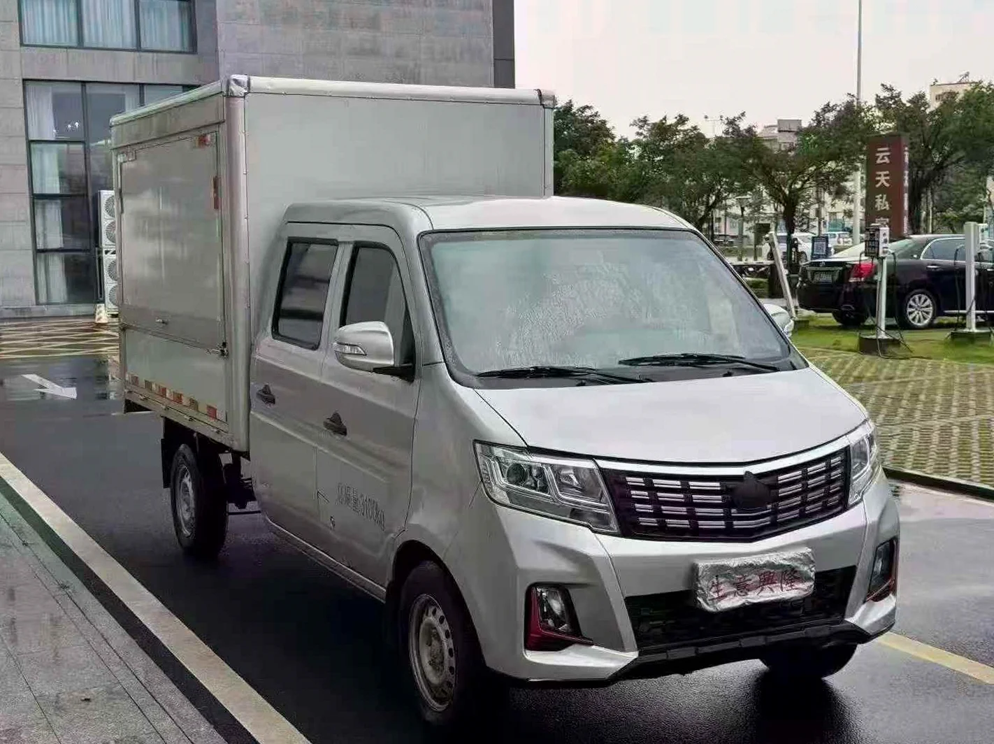 货车长安汽车双排 正面外观二