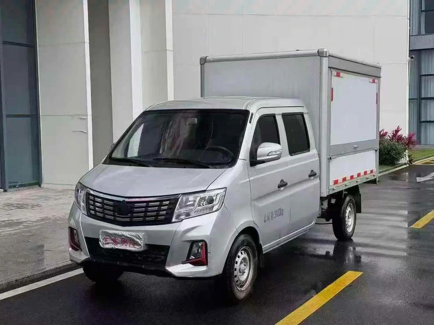 货车长安汽车双排 正面外观三