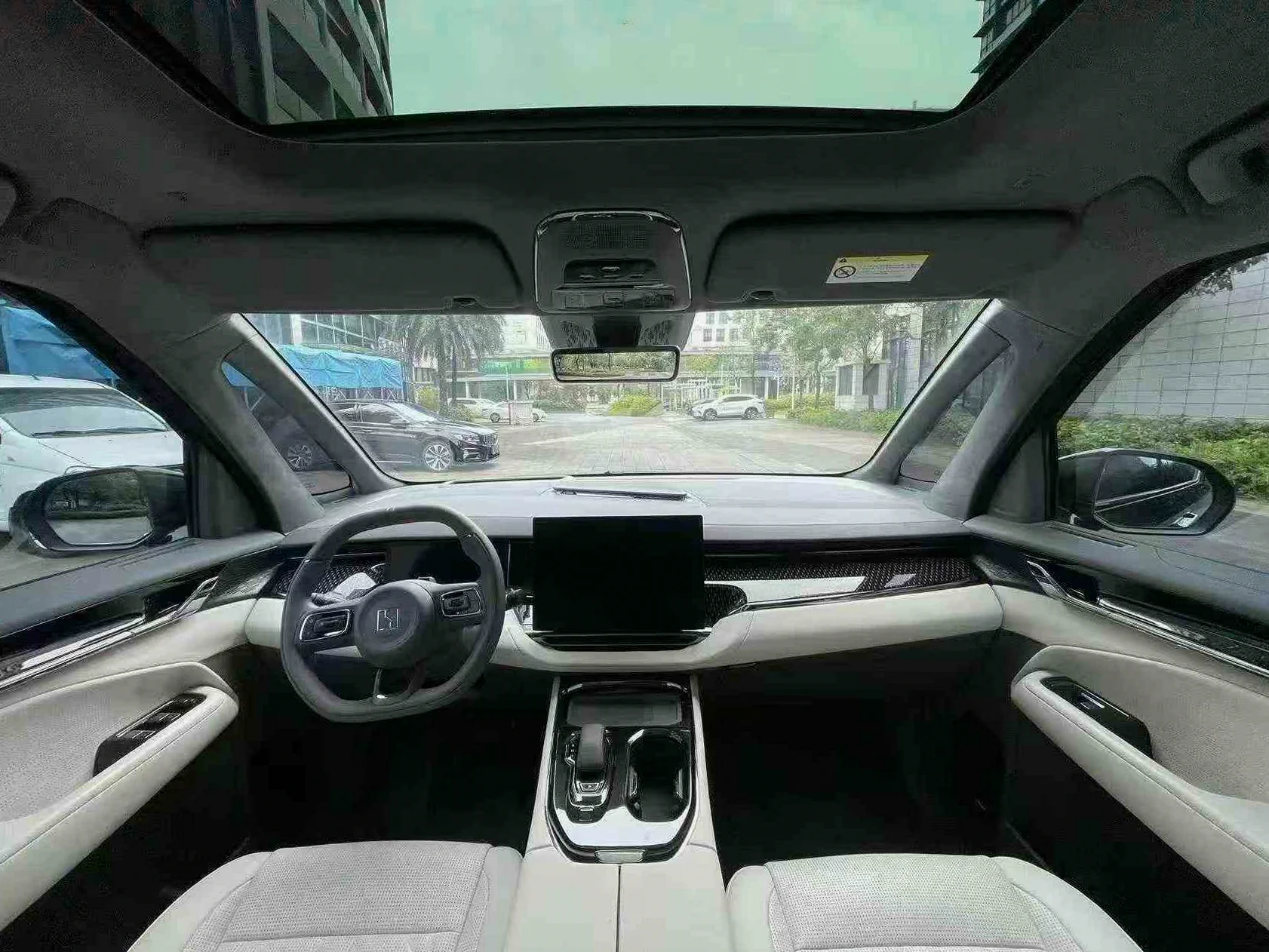 极氪汽车009 后面外观二
