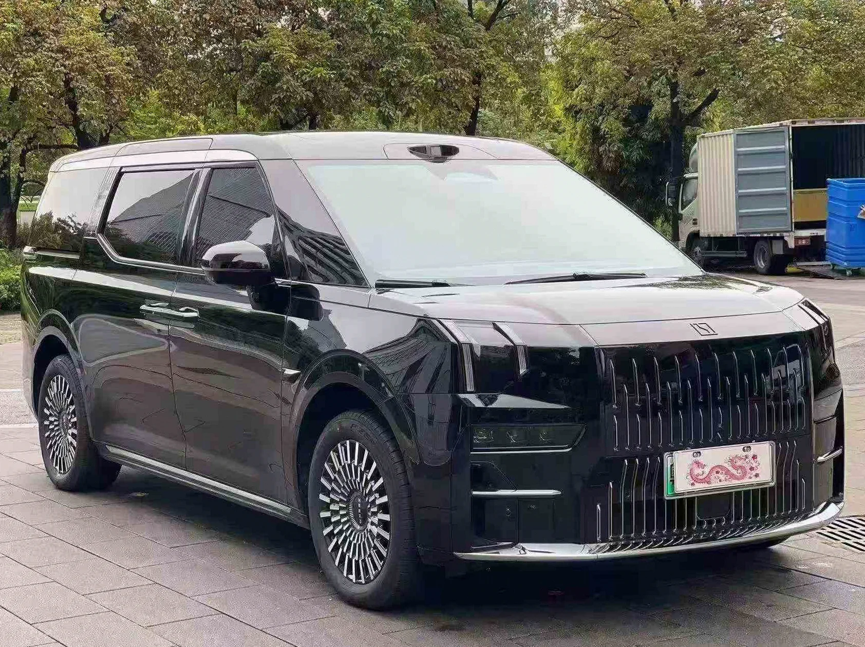 极氪汽车009 正面外观三