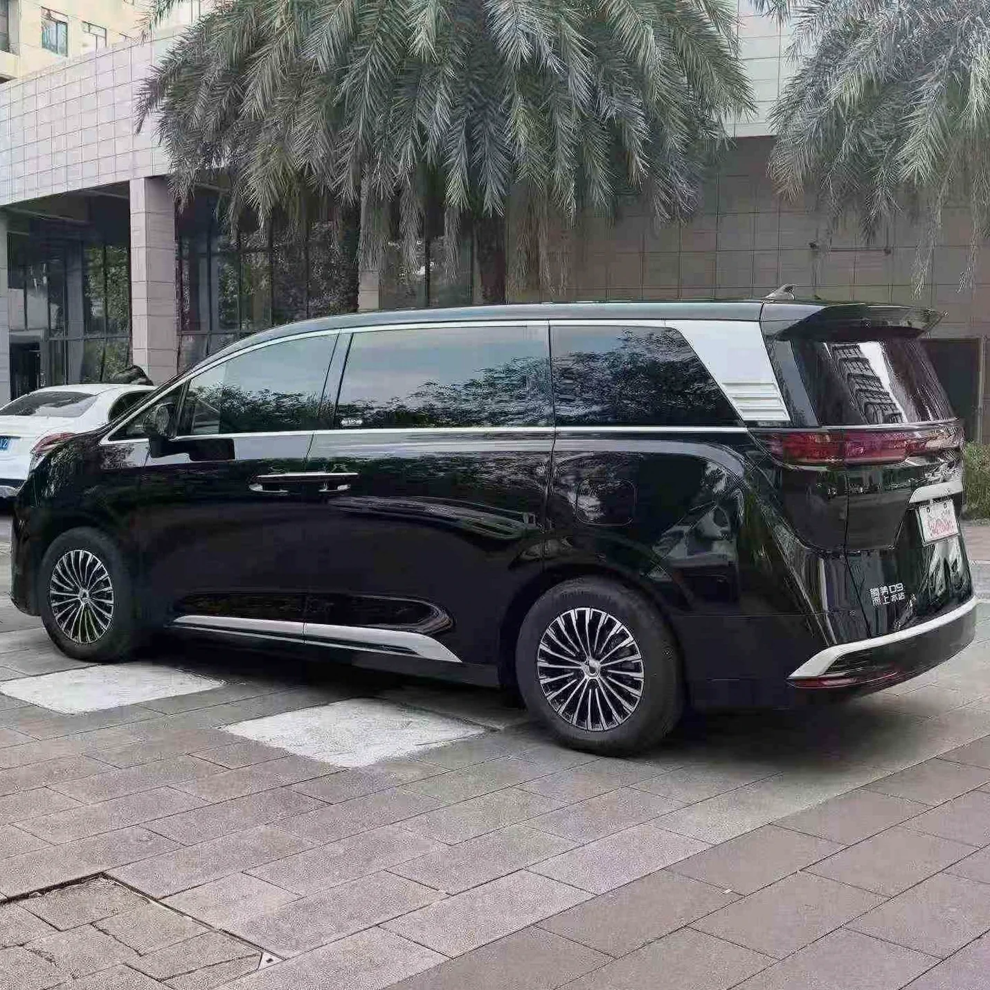 腾势D9 驾驶室