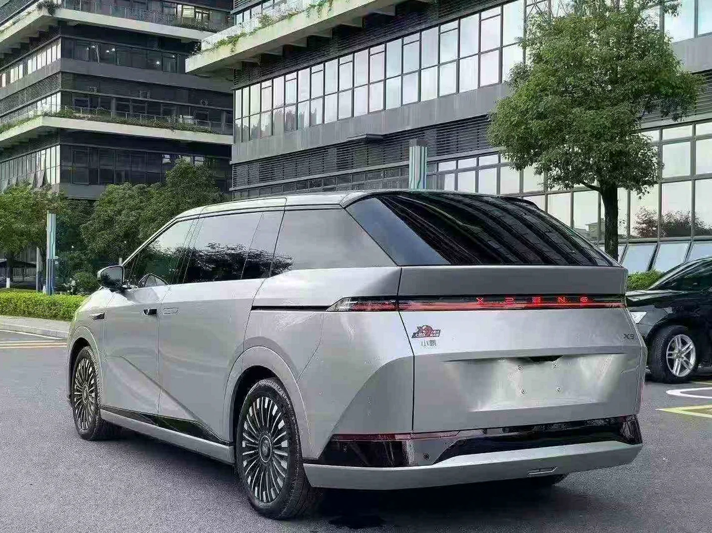 小鹏汽车X9 后面外观三
