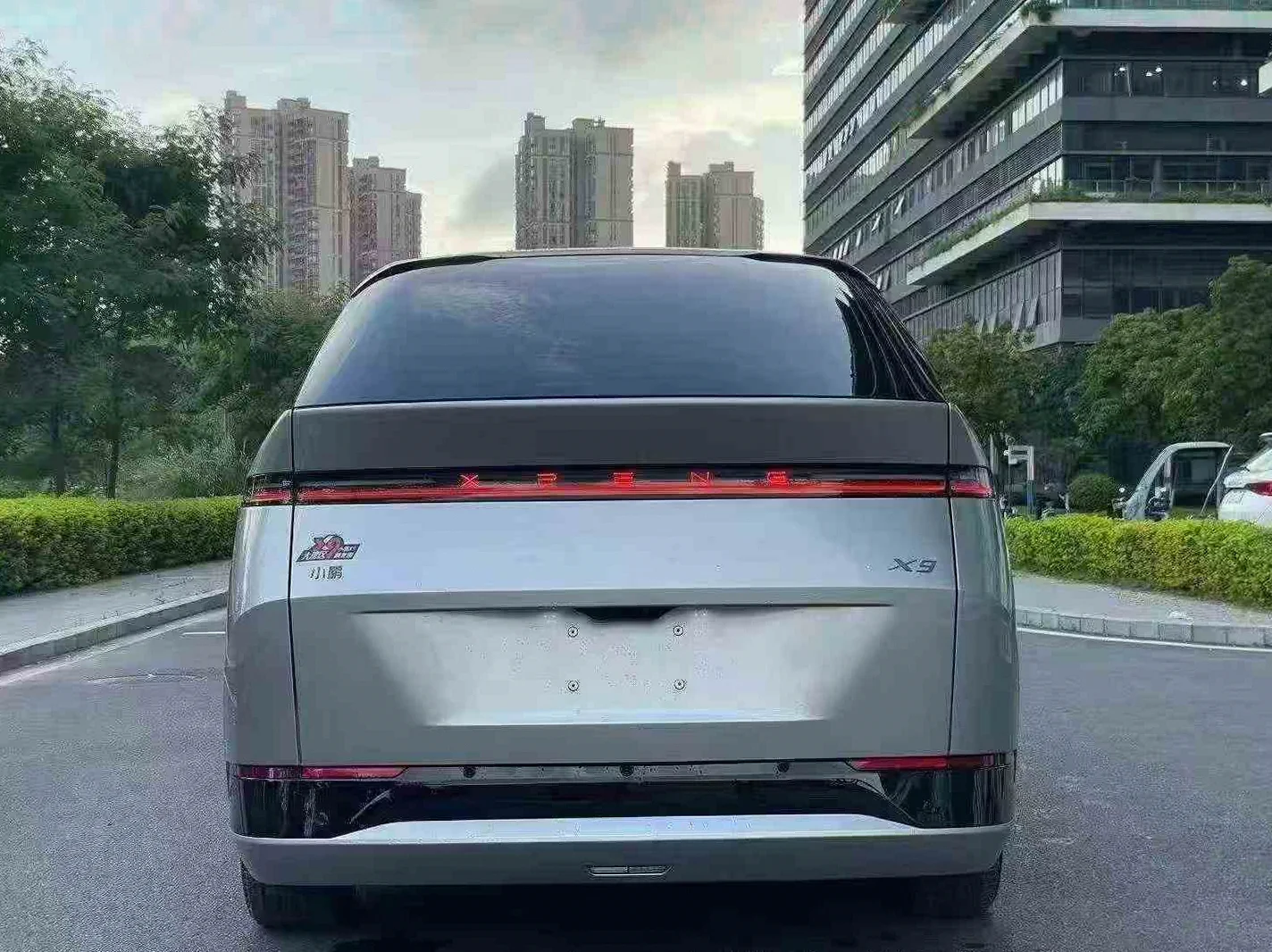 小鹏汽车X9 后面外观二
