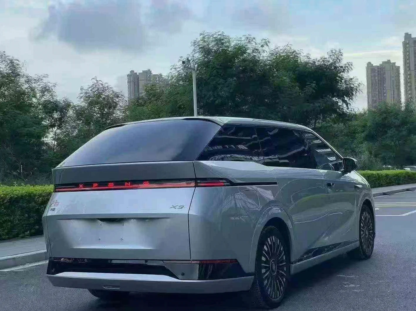 小鹏汽车X9 后面外观一