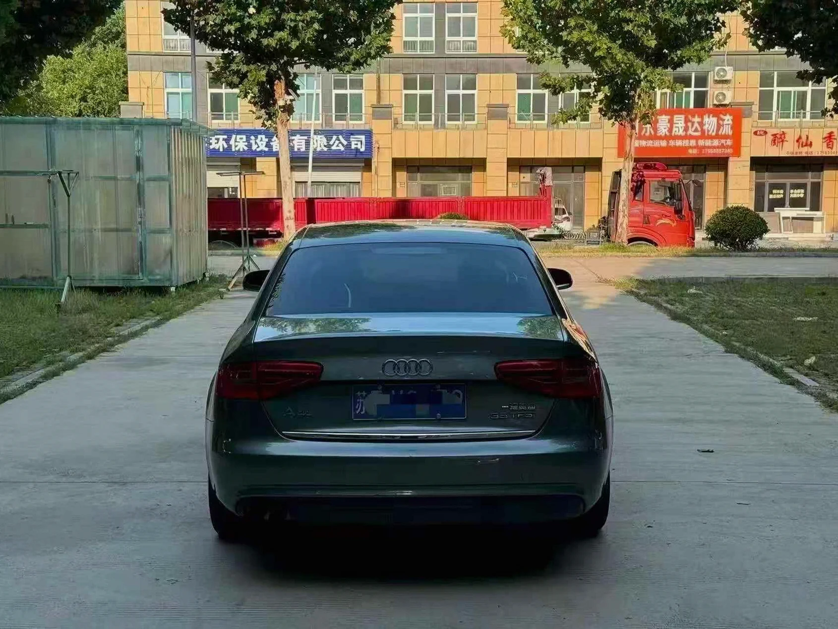 奥迪A4L 内饰后排