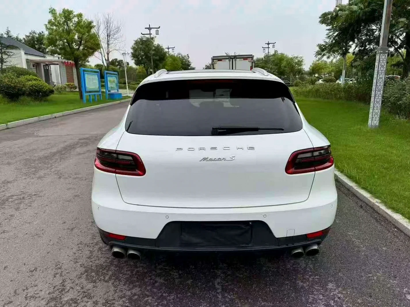 保时捷Macan 后面外观一