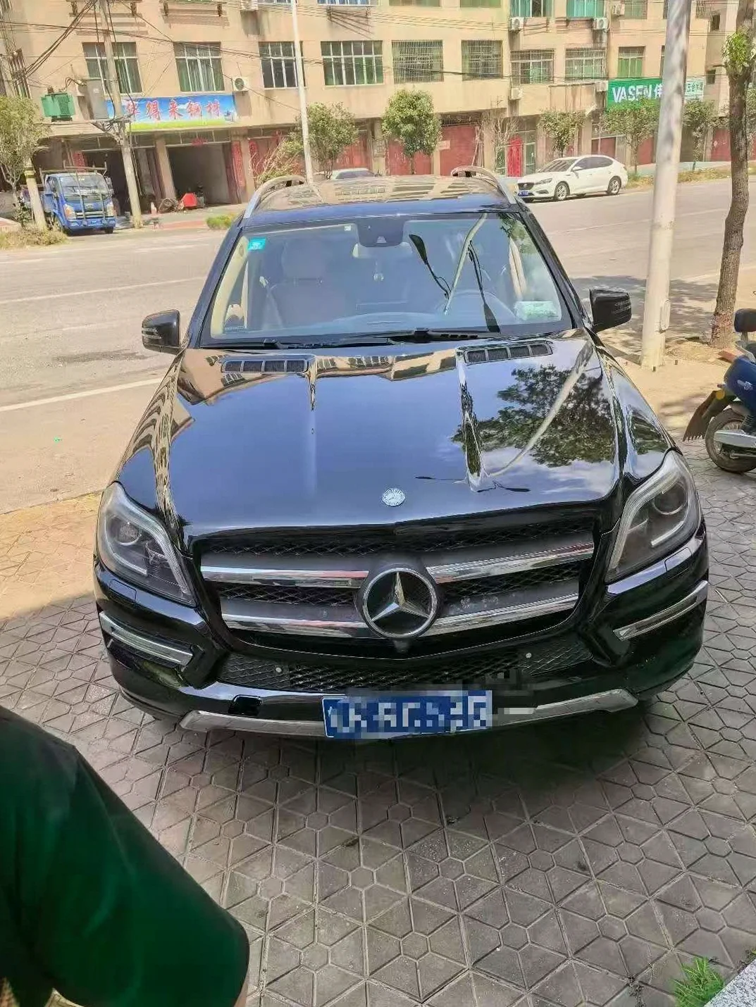 奔驰GL 后面外观三