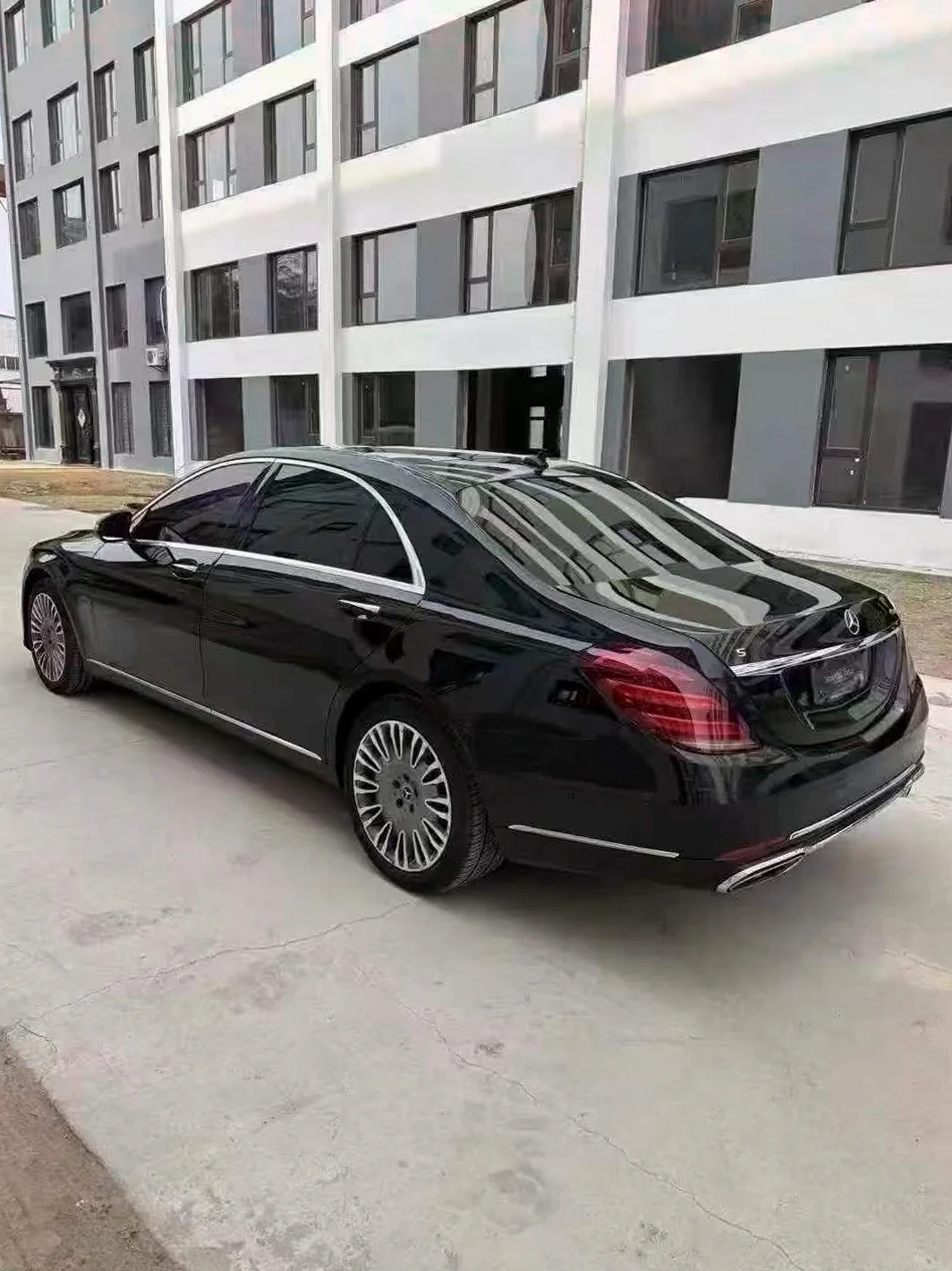 奔驰S级 后面外观一