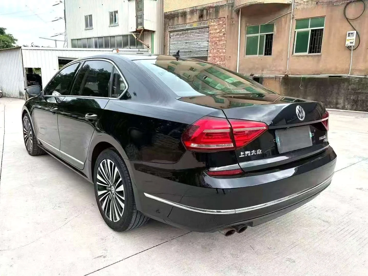 大众帕萨特 后面外观一
