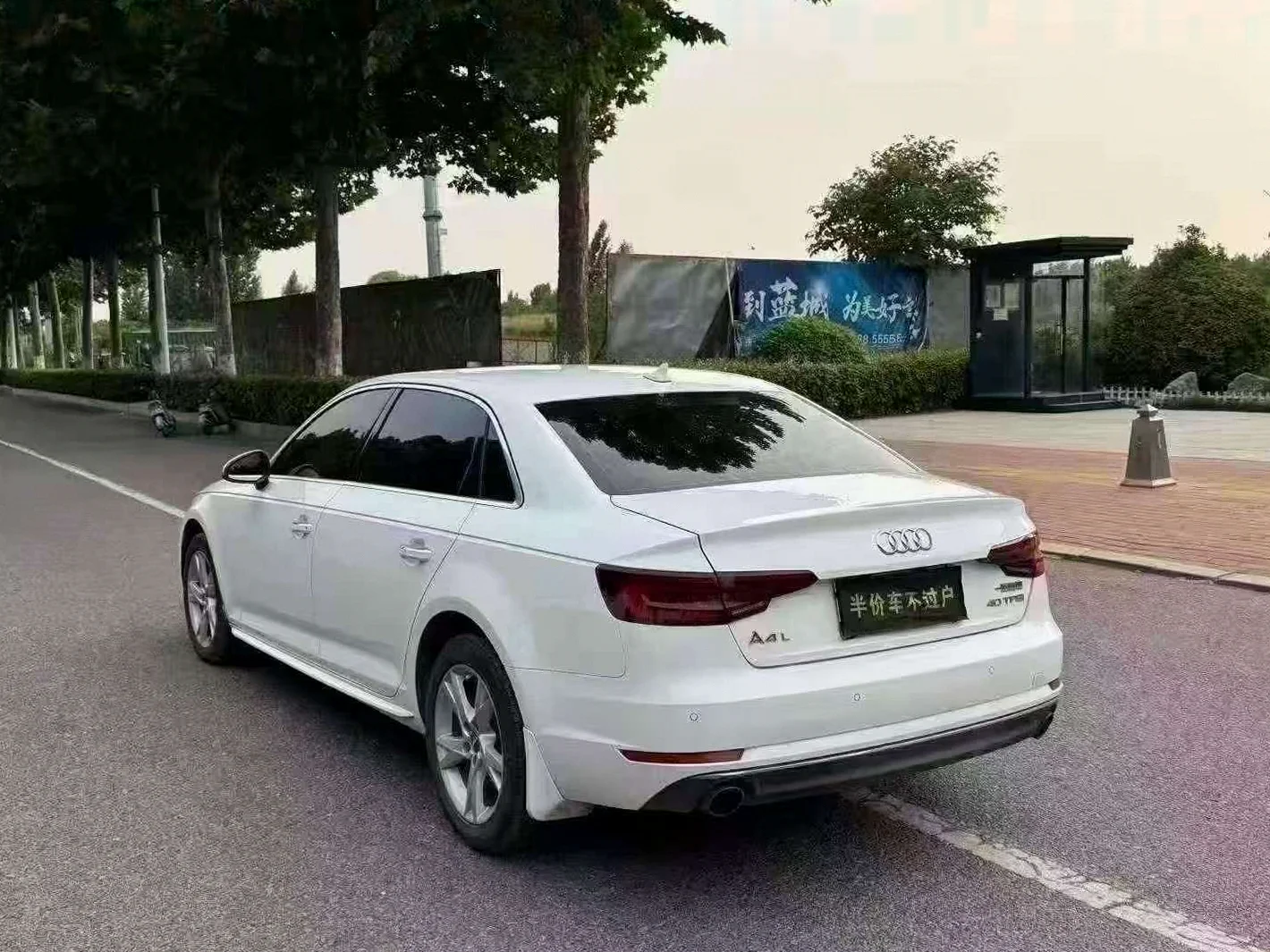 奥迪A4L 后面外观二