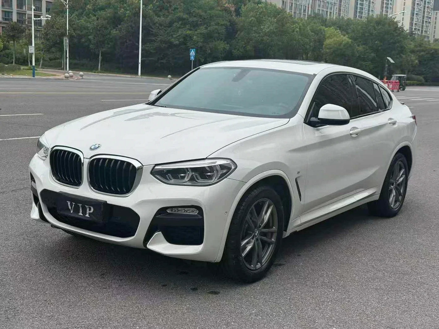 宝马X4 正面外观二