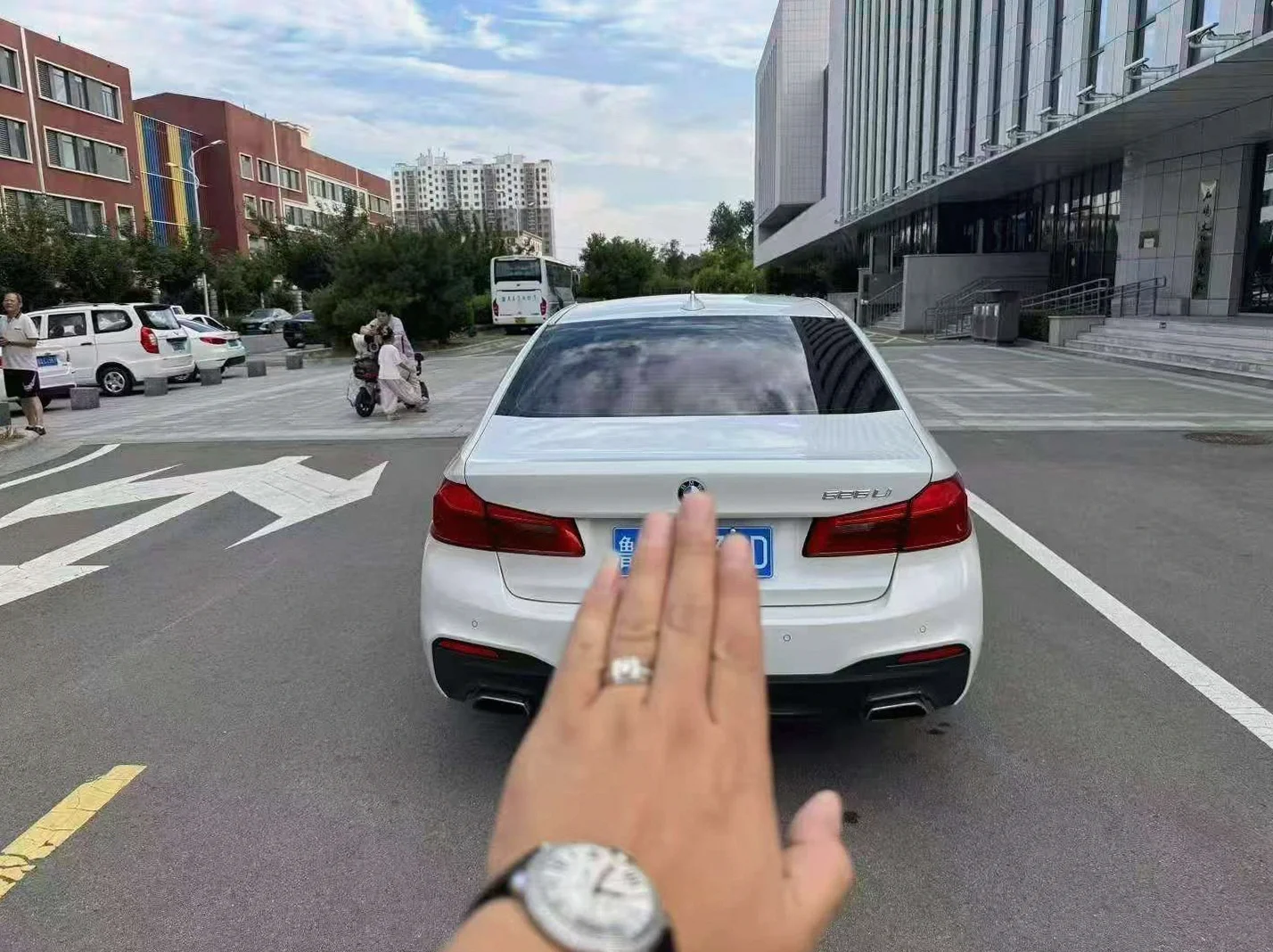 宝马5系 后面外观一