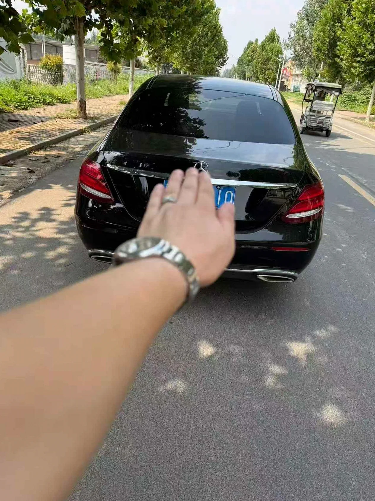 奔驰E 后面外观一
