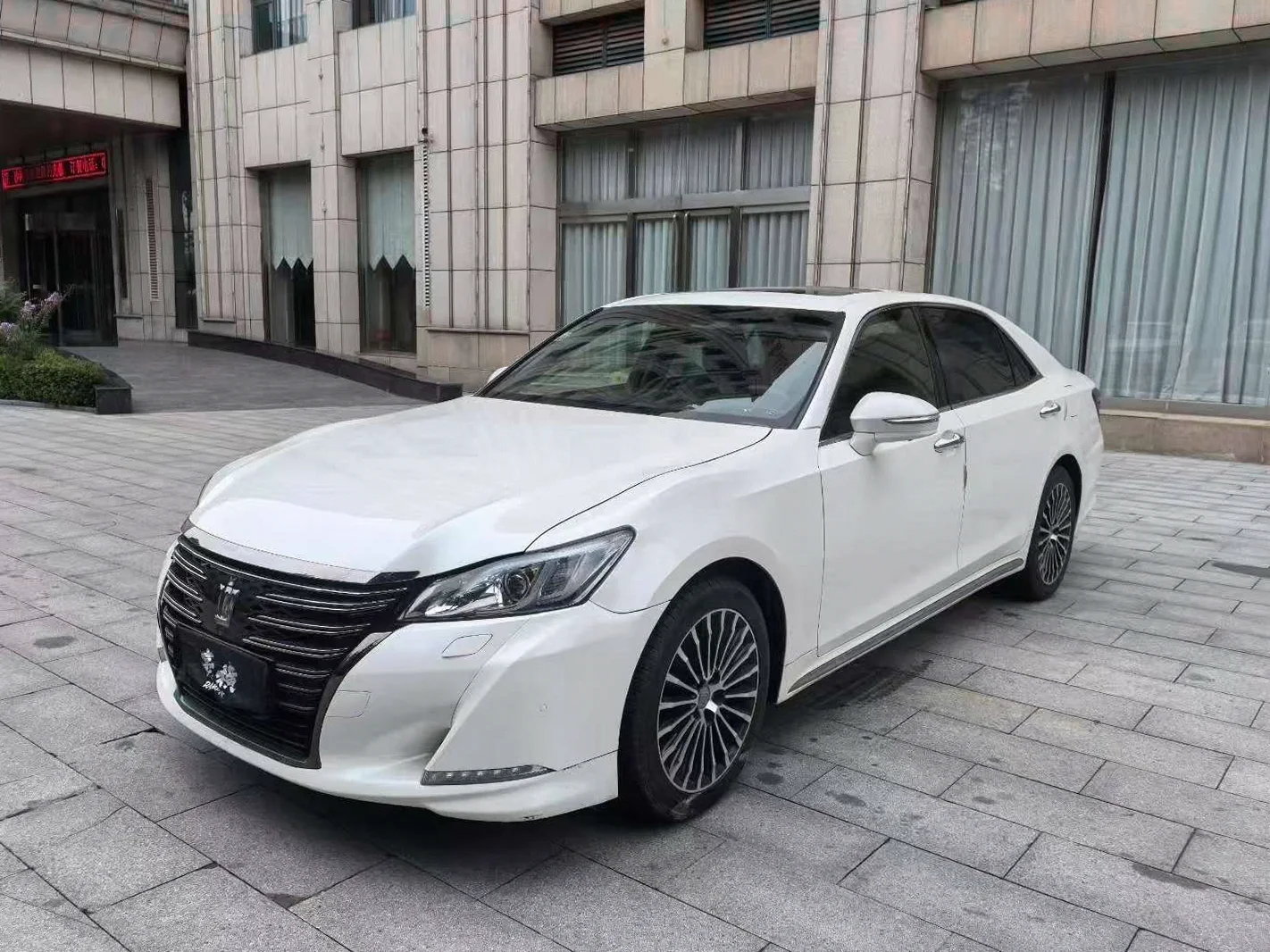 丰田皇冠 正面外观三