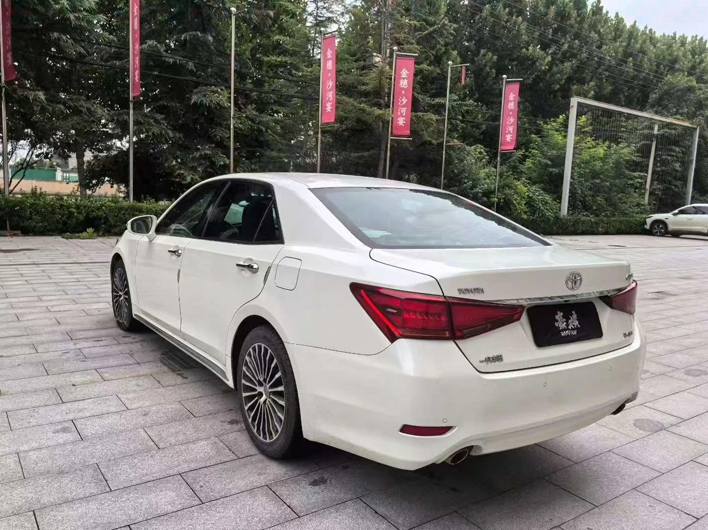 丰田皇冠 后面外观一