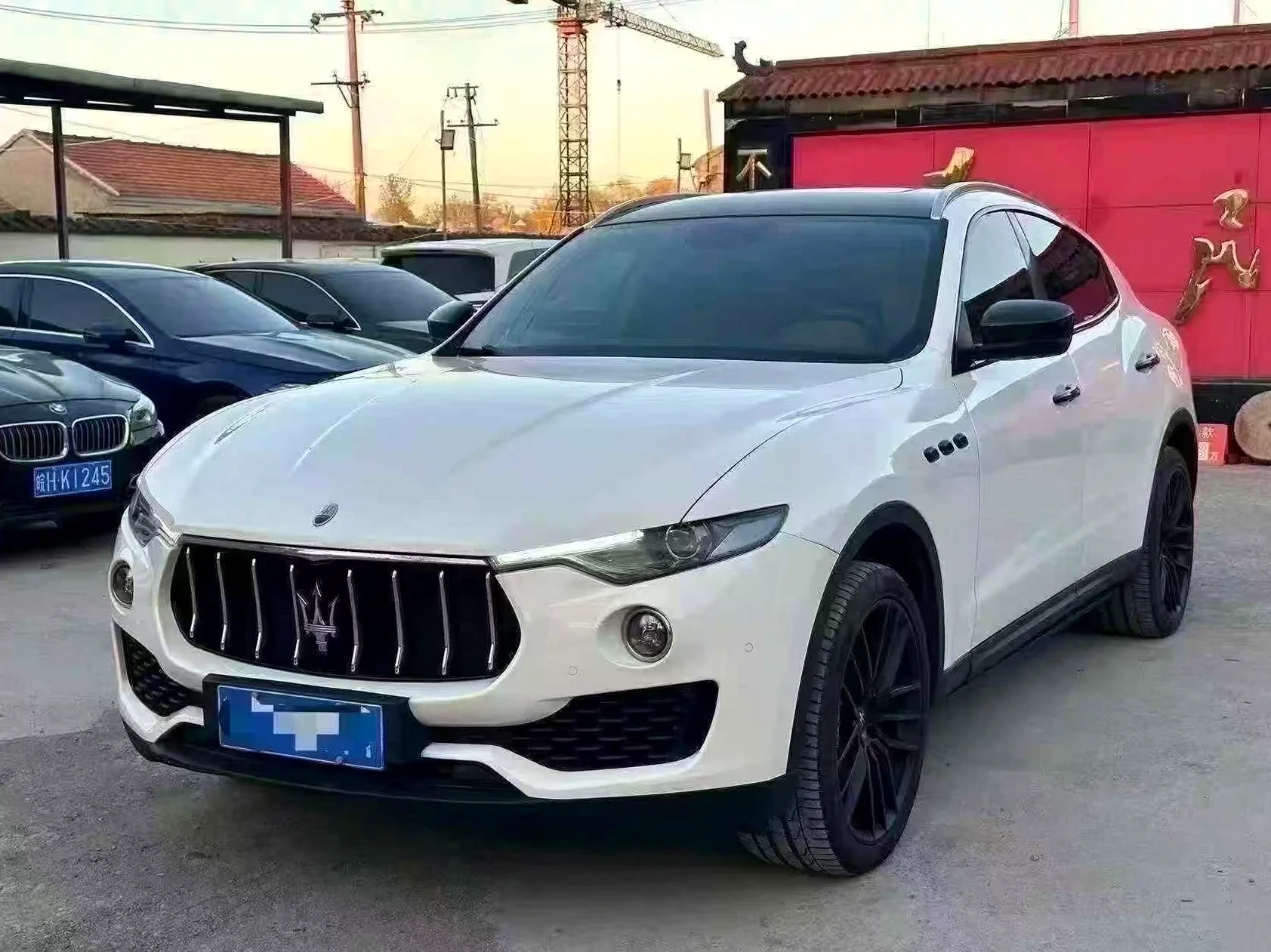 玛莎拉蒂Levante 正面外观三