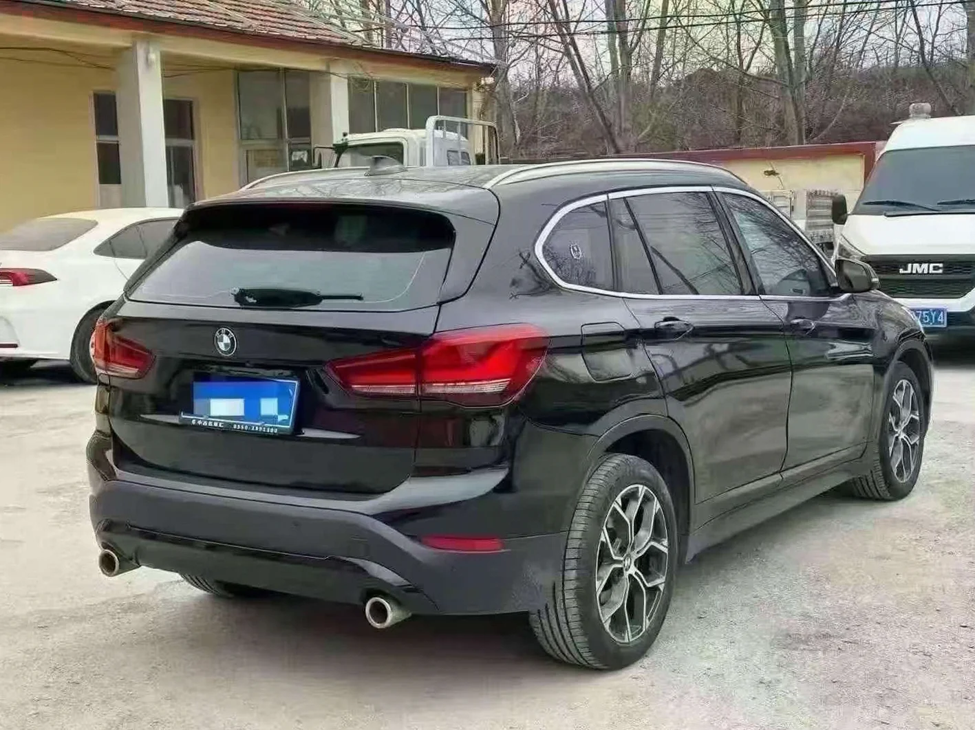 宝马X1 后面外观三