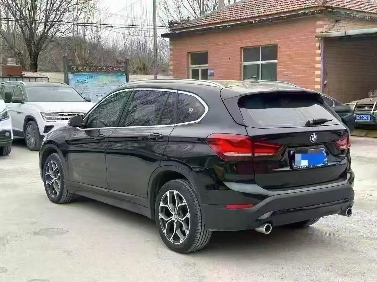 宝马X1 后面外观一