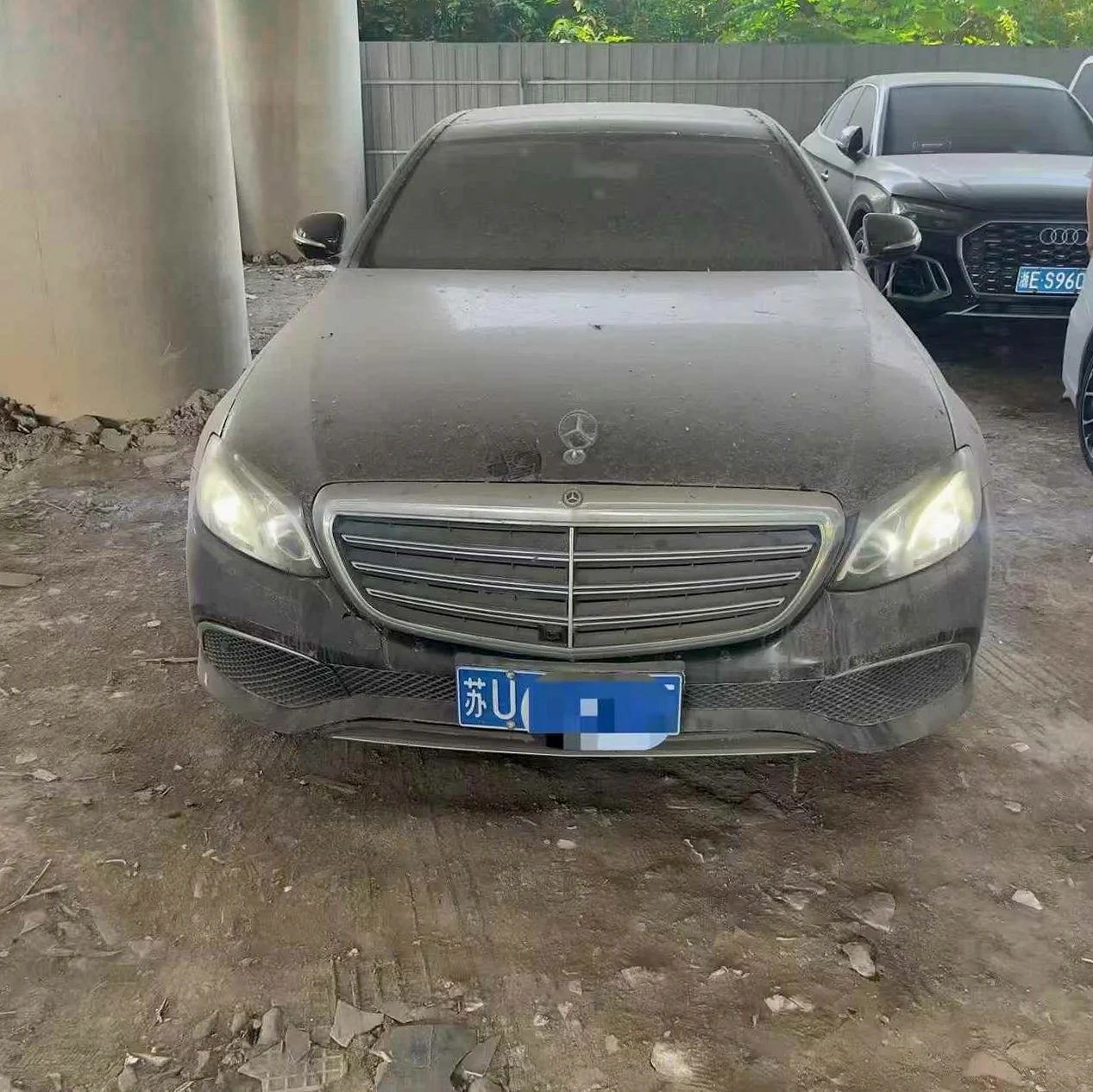 奔驰E 正面外观二