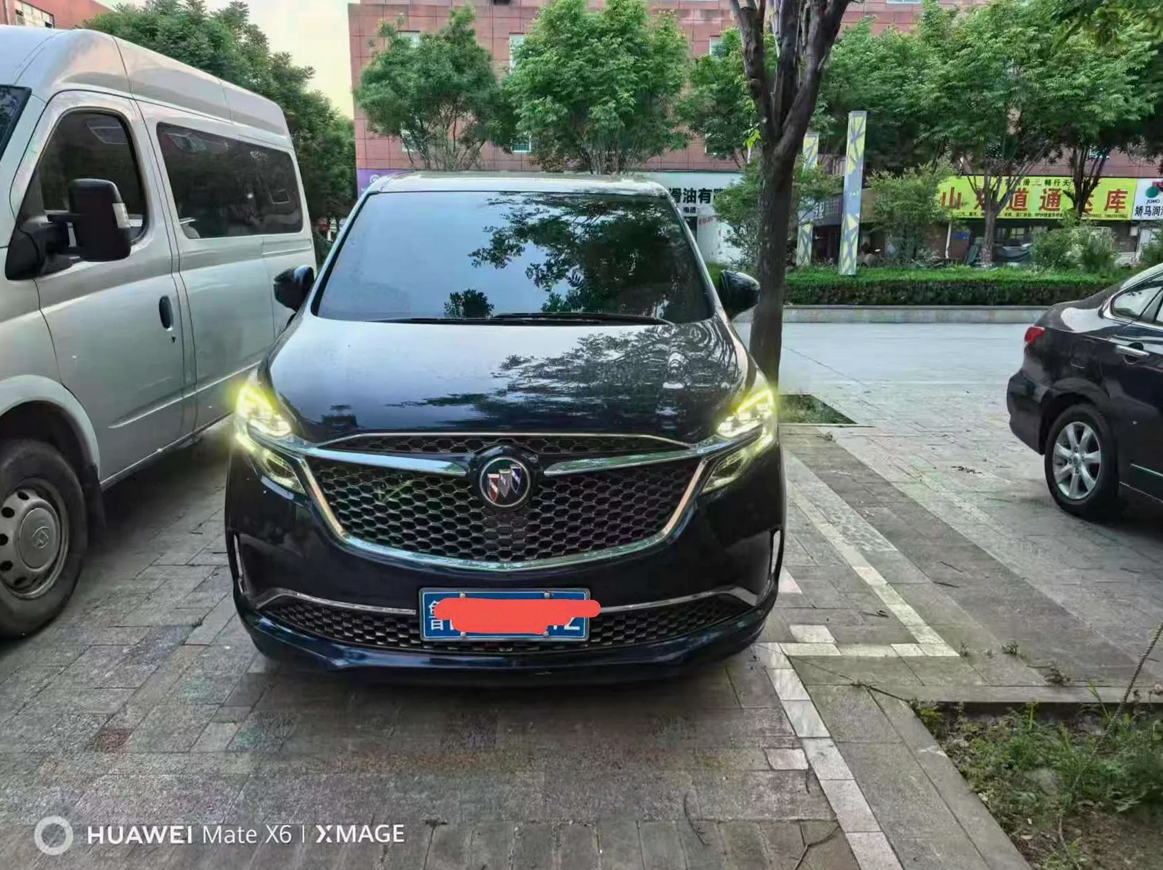 奔驰E 正面外观二