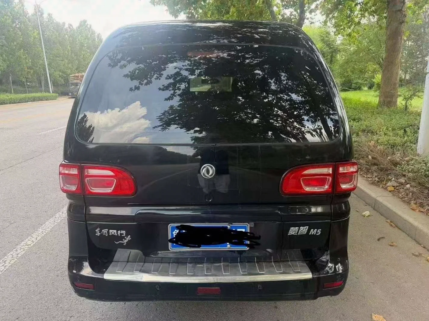 东风菱智 后面外观一