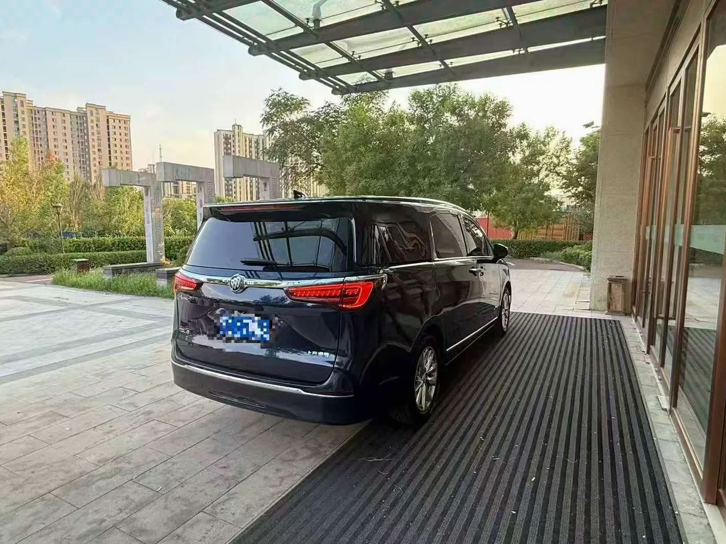 别克GL8 后面外观一