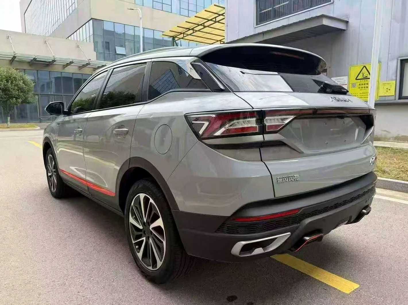 东风ax7 后面外观二