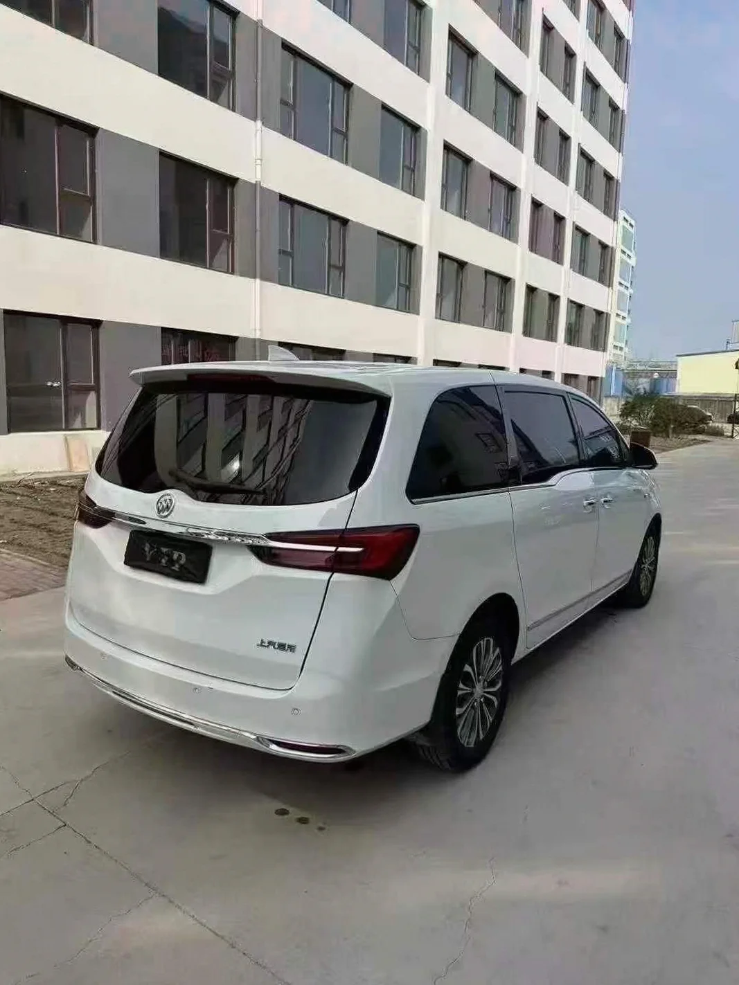 别克GL8 后面外观三