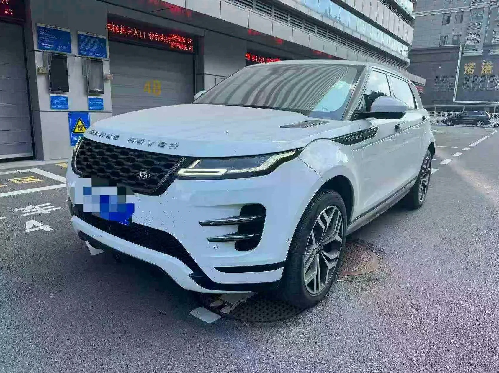 路虎极光 正面外观三