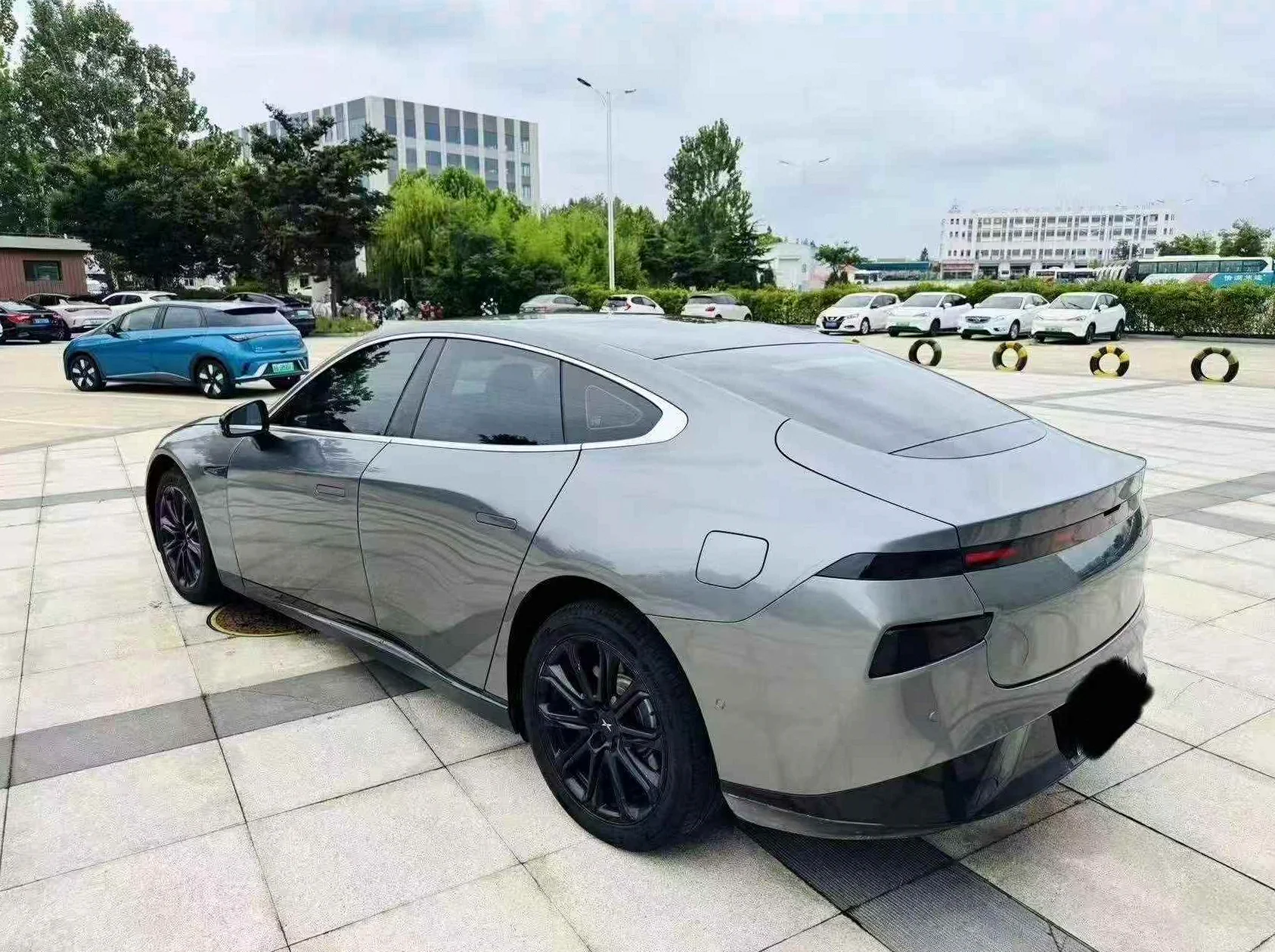 小鹏汽车p7 后面外观一