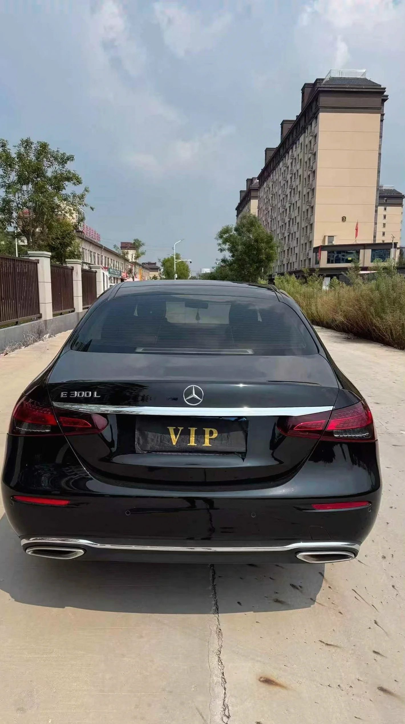 奔驰E 后面外观一