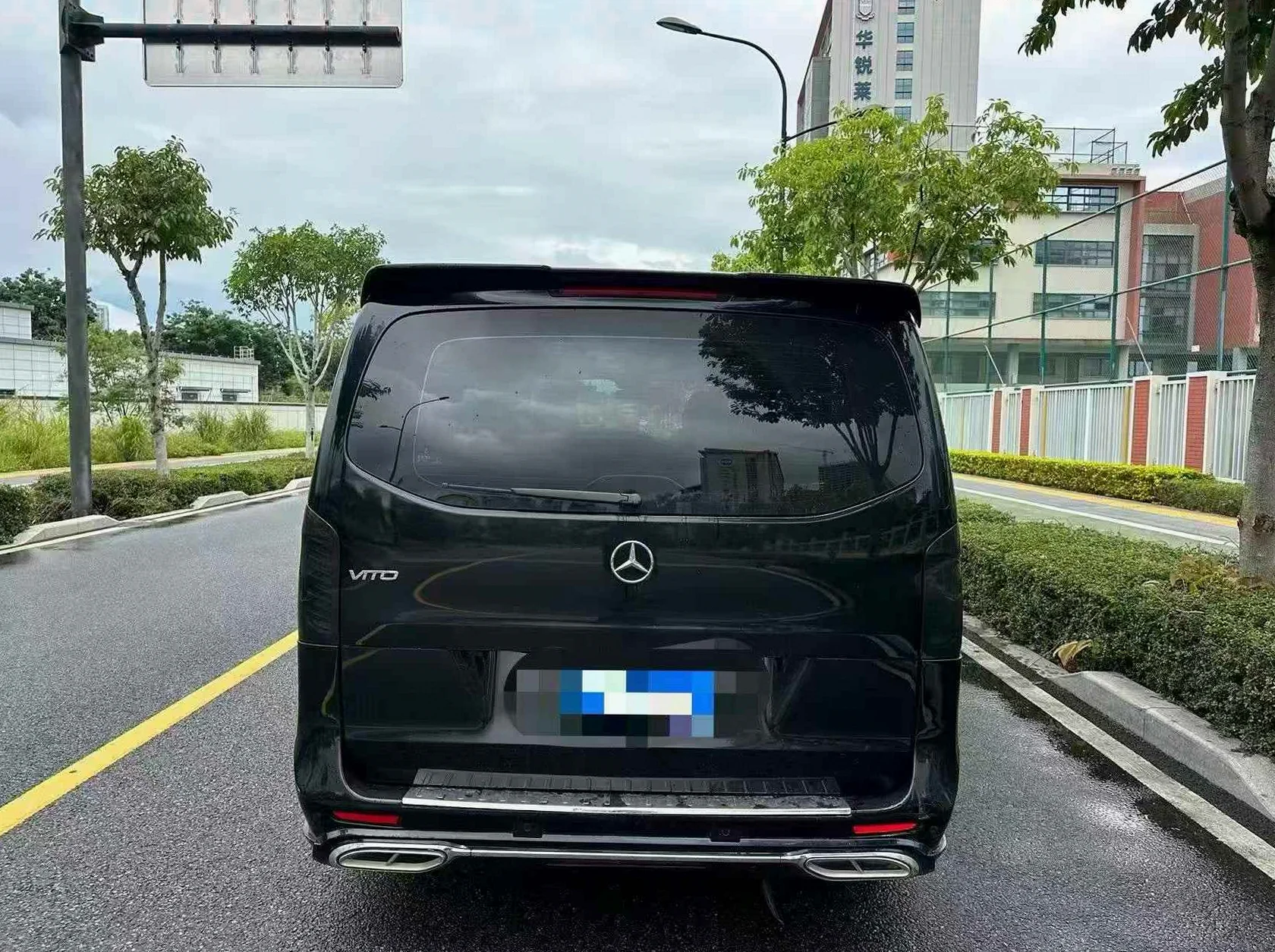 奔驰威霆 后面外观三