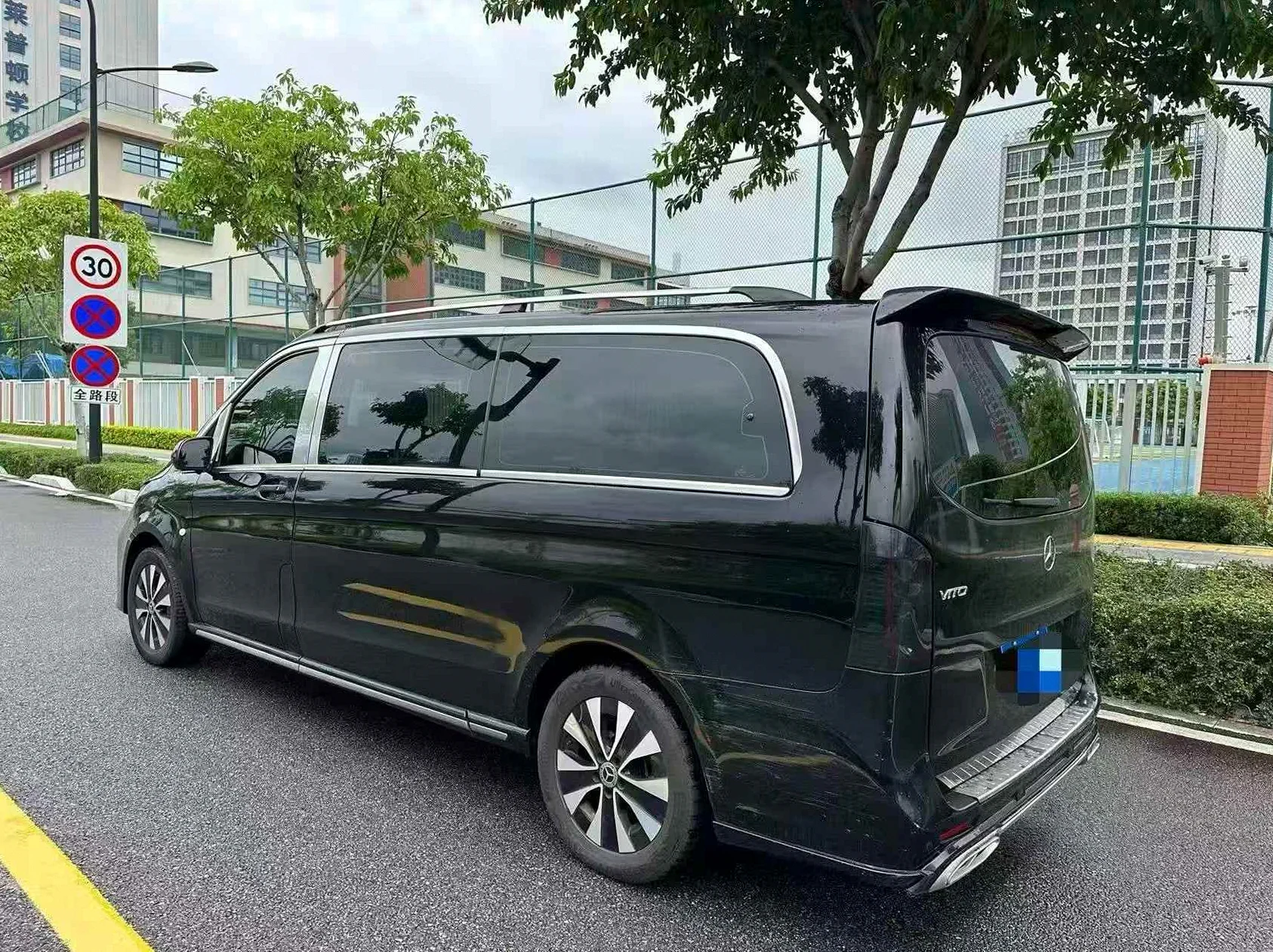 奔驰威霆 后面外观二