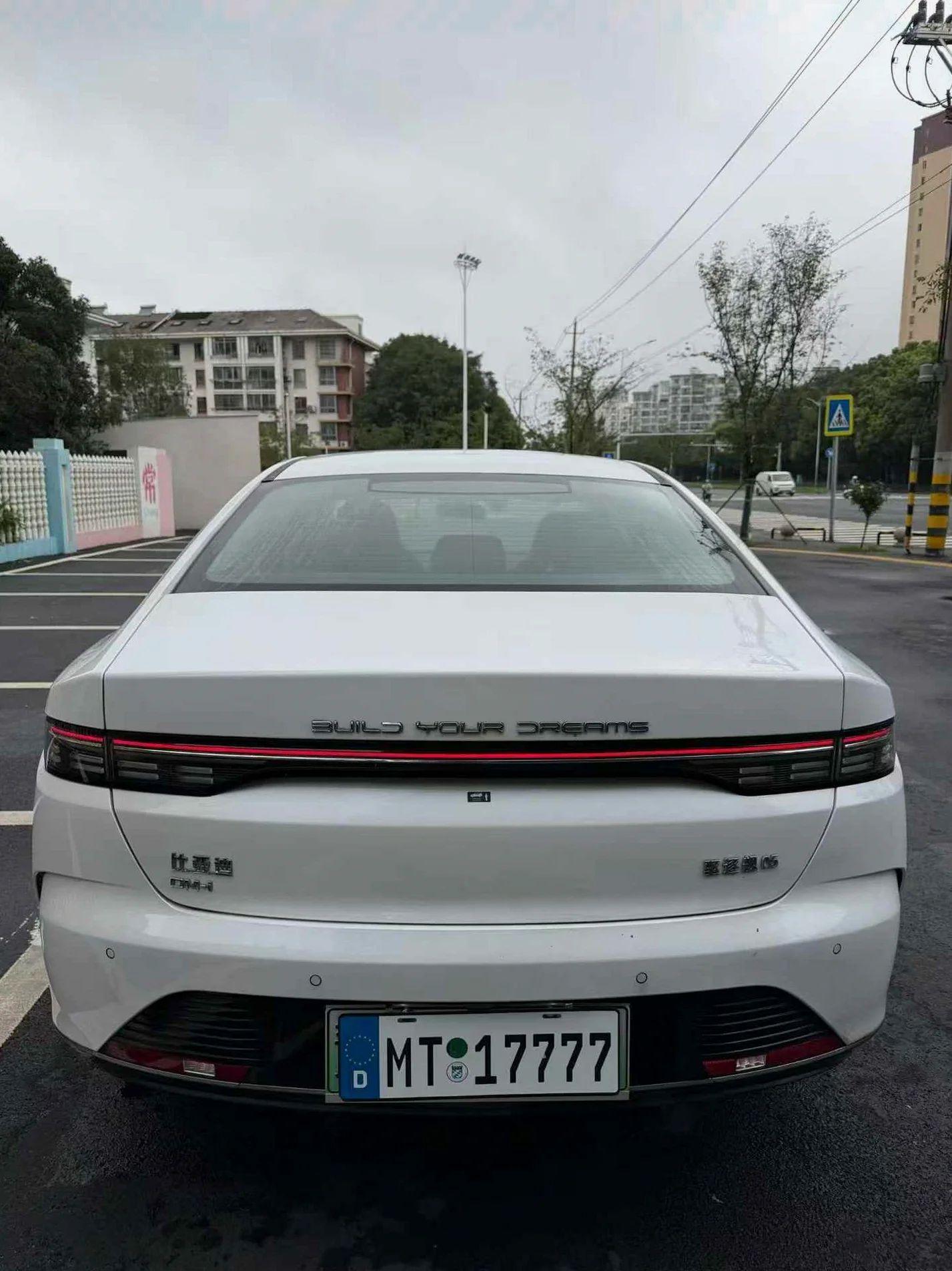 比亚迪驱逐舰 后面外观一