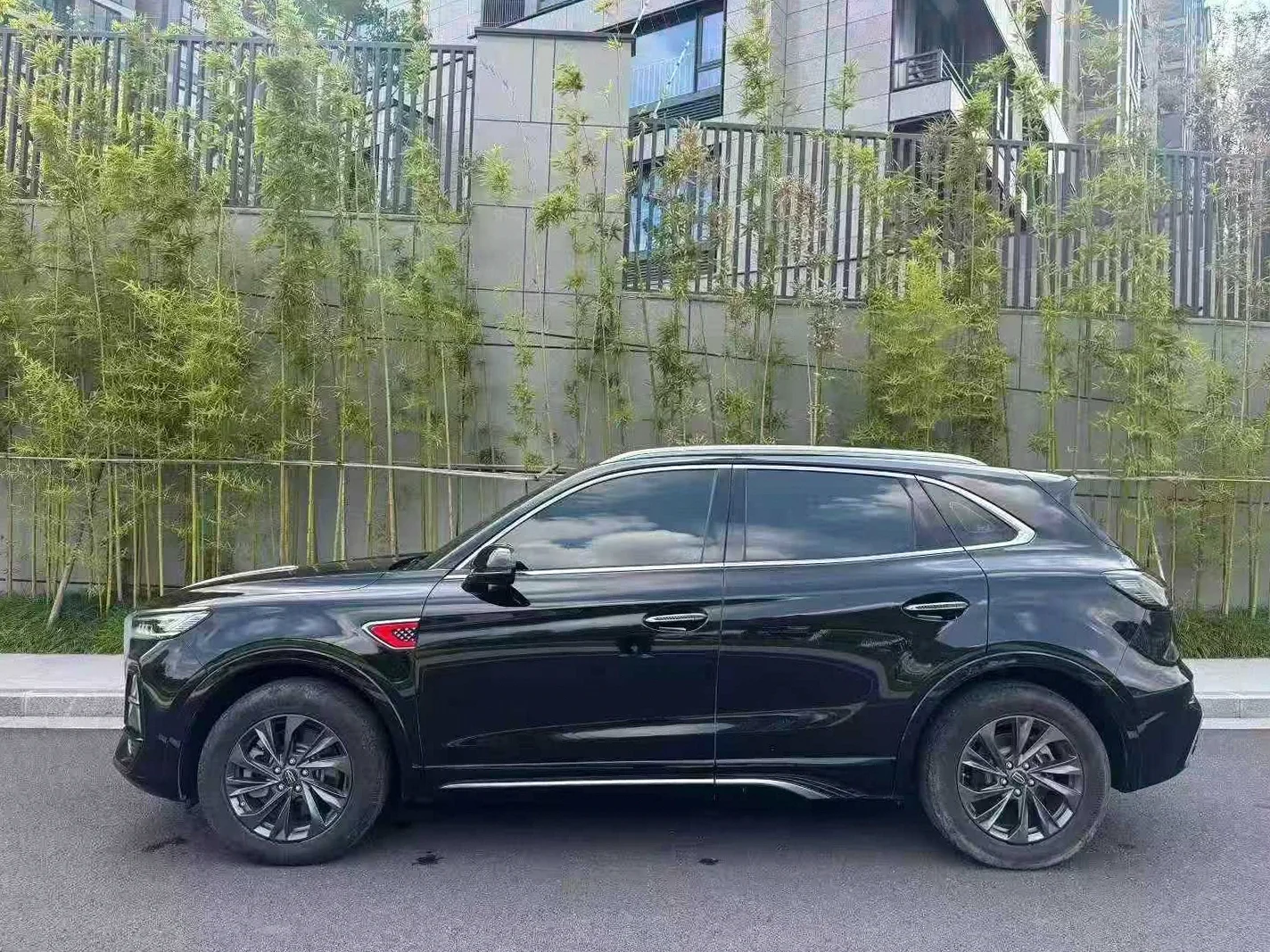 红旗HS5 后面外观一