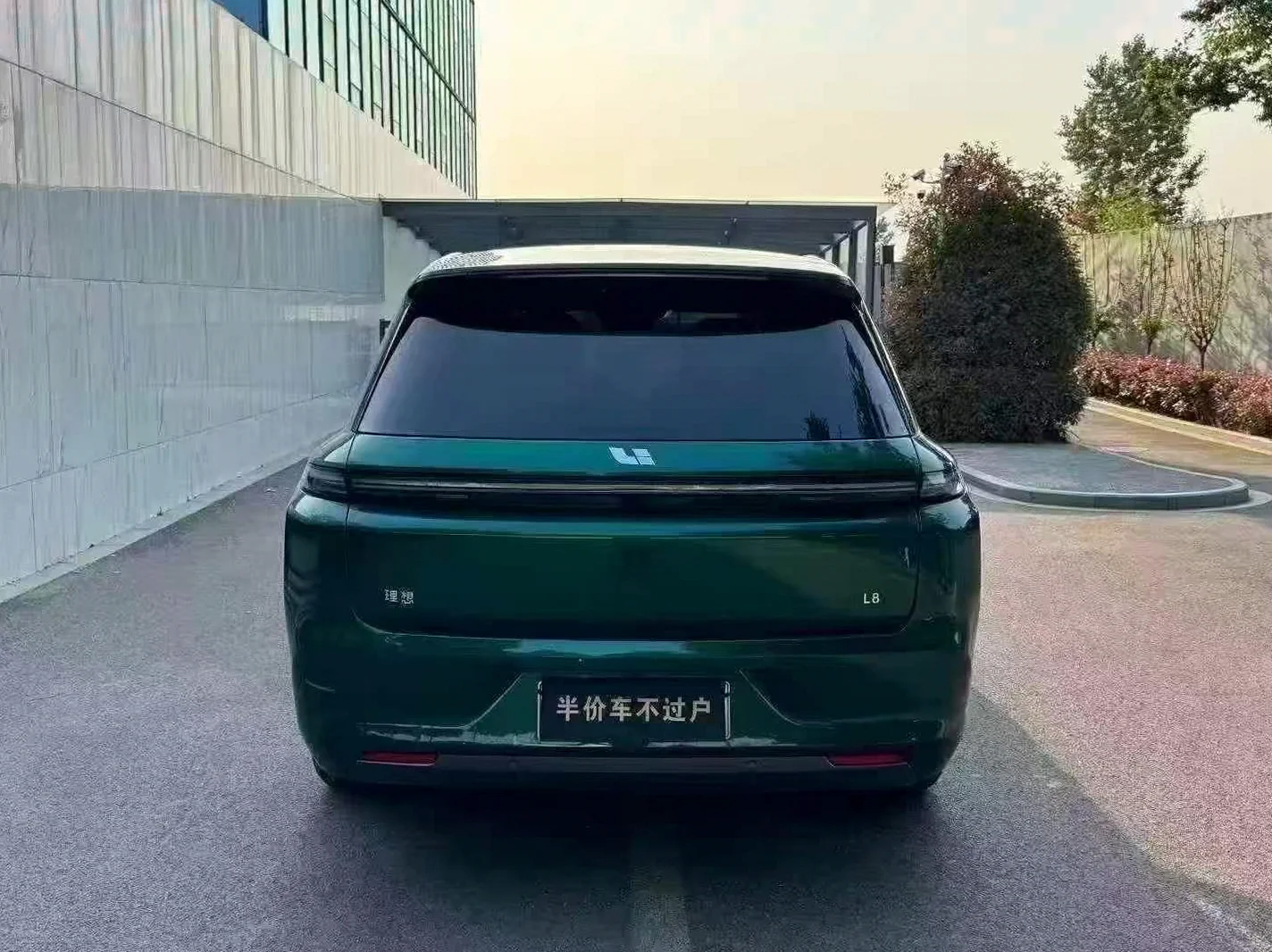 理想L8 后面外观一